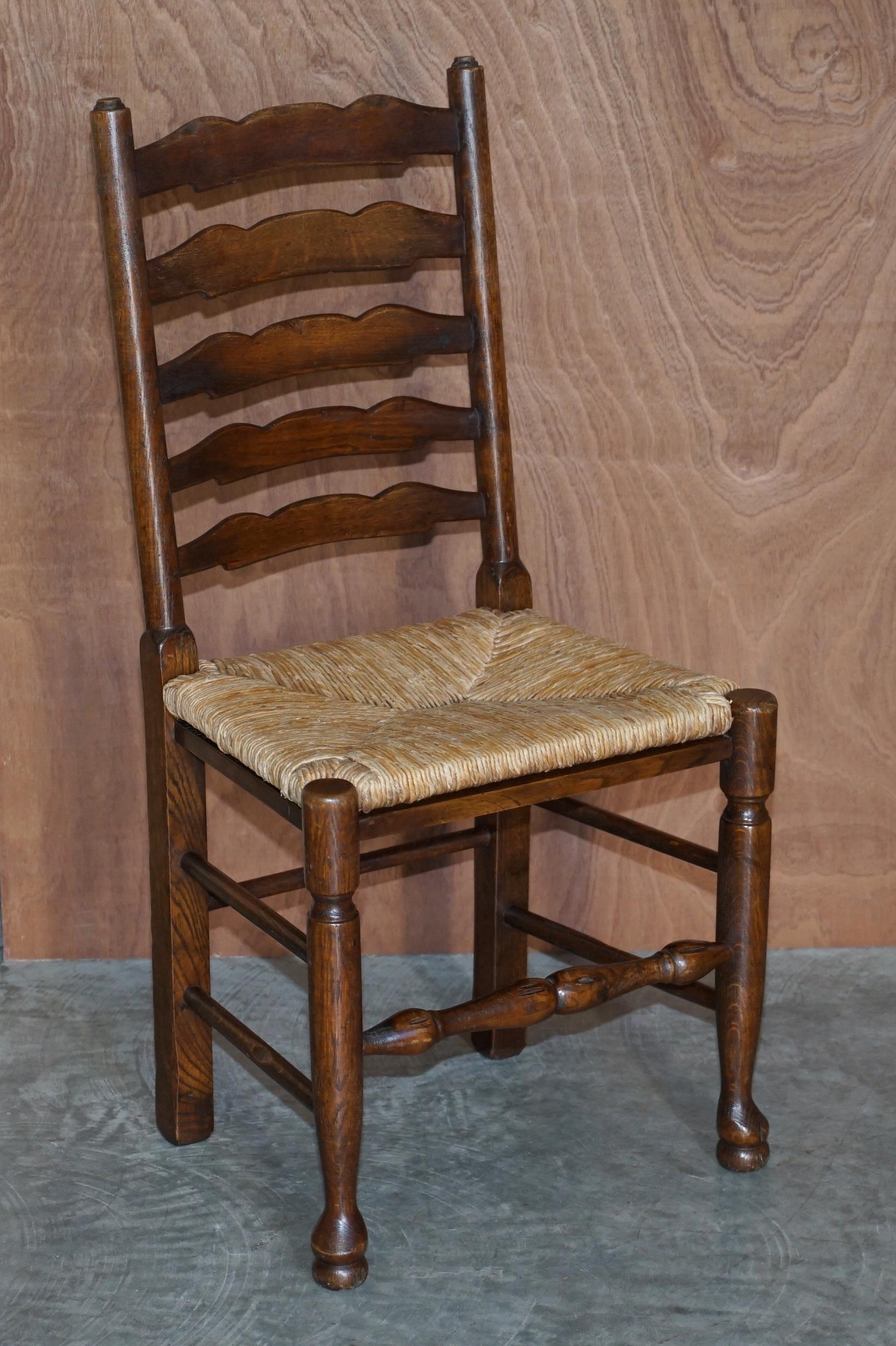 We are delighted to offer this lovely suite of six original Dutch circa 1900-1920 Ladder back rush seat dining chairs.

A very good looking and well-made suite, the timber is all solid elm, the seats the original rush woven straw, these are