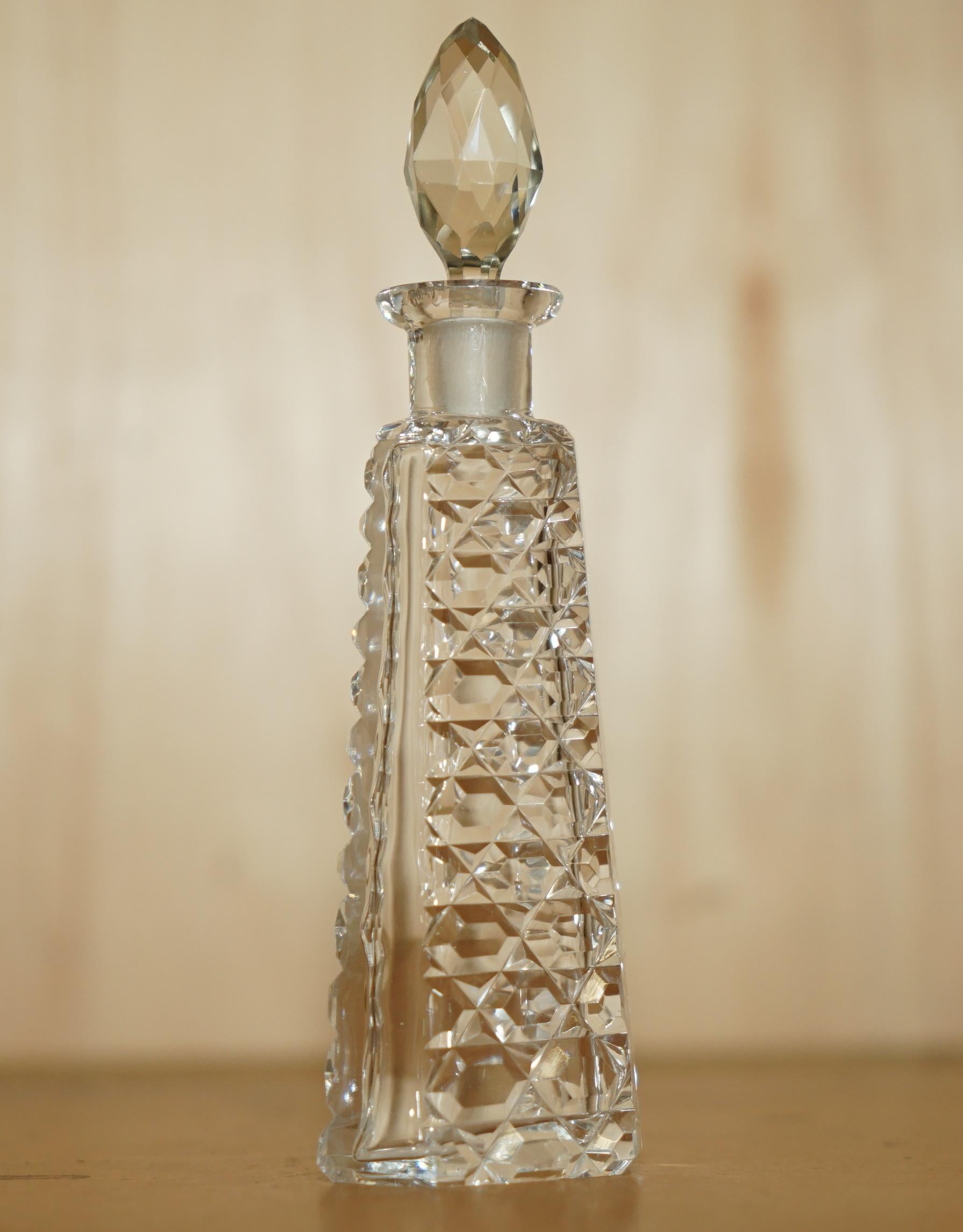Casa Reale Antiquariato

Royal House Antiques è lieta di offrire in vendita questa splendida bottiglia di profumo in cristallo tagliato in stile Art Deco originale del 1920.

Il corpo principale e il tappo sono in cristallo pesantemente tagliato, la