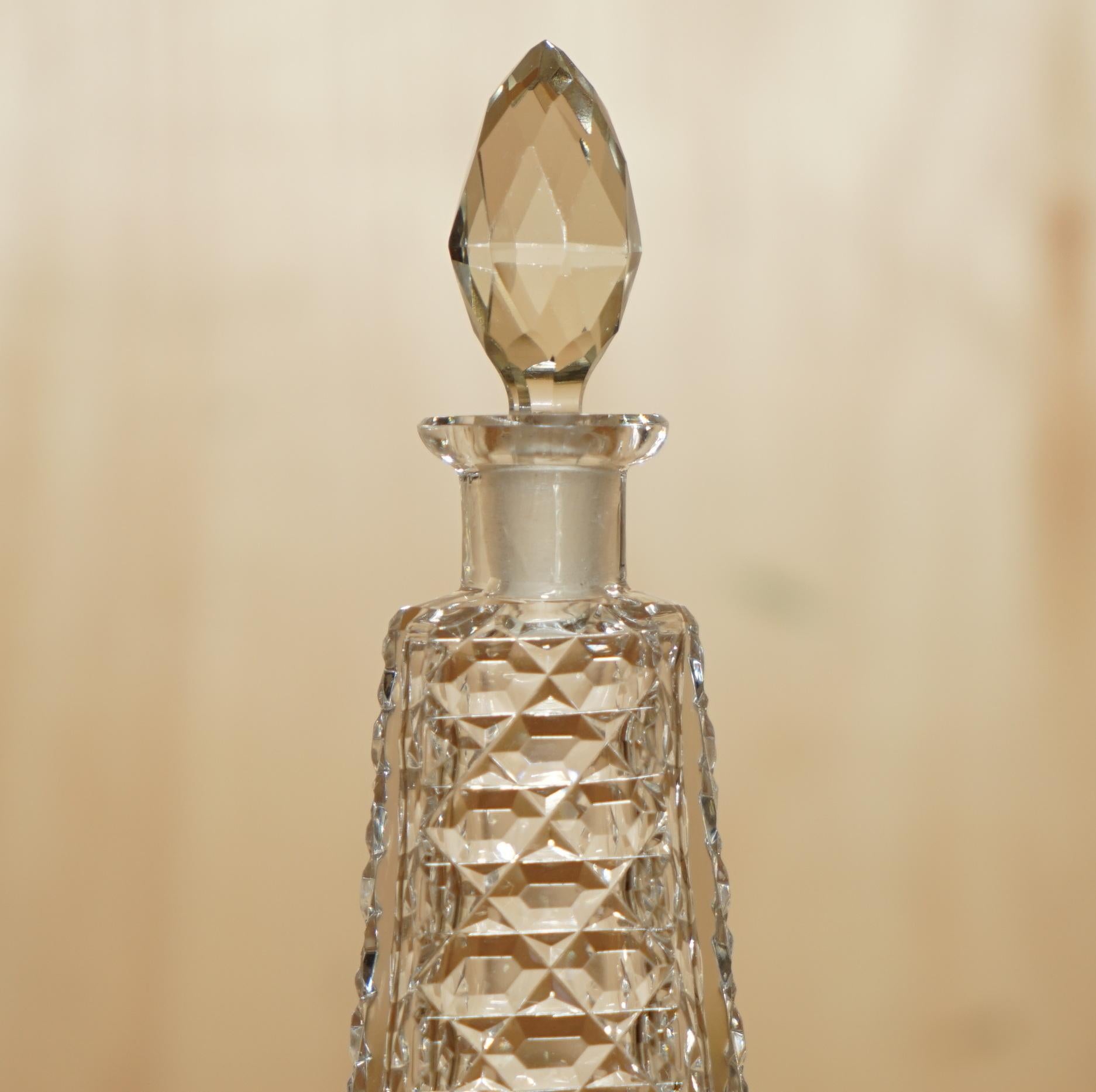 Inglese LOVELY TALL ANTIQUE CUT GLASS CRYSTAL COLLECTABLE DRESSiNG TABLE BOTTLE PERFUME in vendita