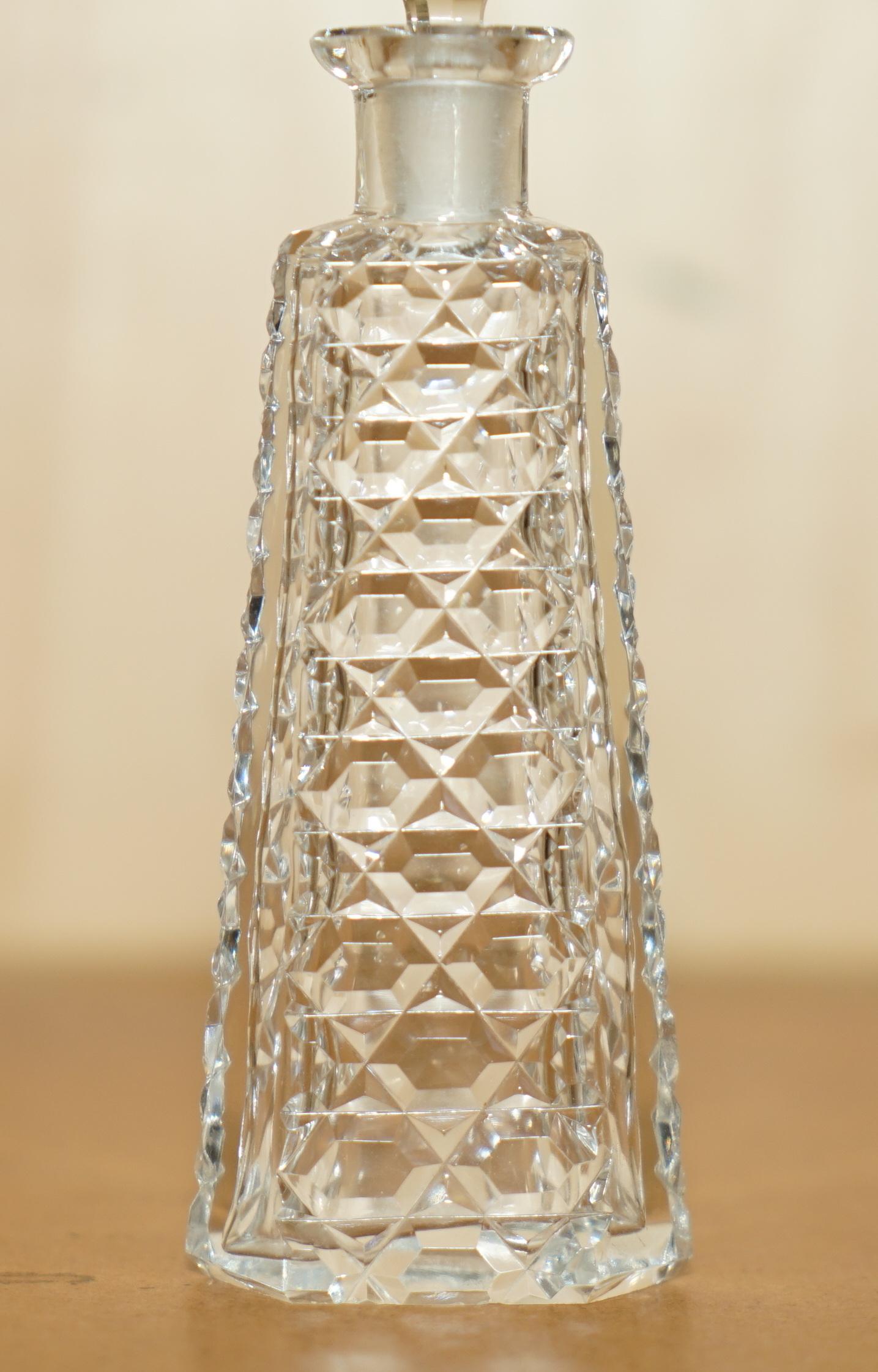 Fatto a mano LOVELY TALL ANTIQUE CUT GLASS CRYSTAL COLLECTABLE DRESSiNG TABLE BOTTLE PERFUME in vendita