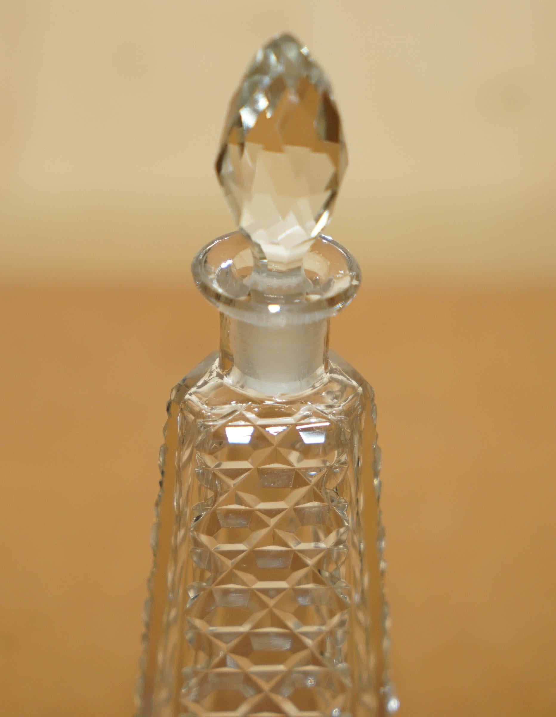LOVELY TALL ANTIQUE CUT GLASS CRYSTAL COLLECTABLE DRESSiNG TABLE BOTTLE PERFUME In condizioni buone in vendita a West Sussex, Pulborough