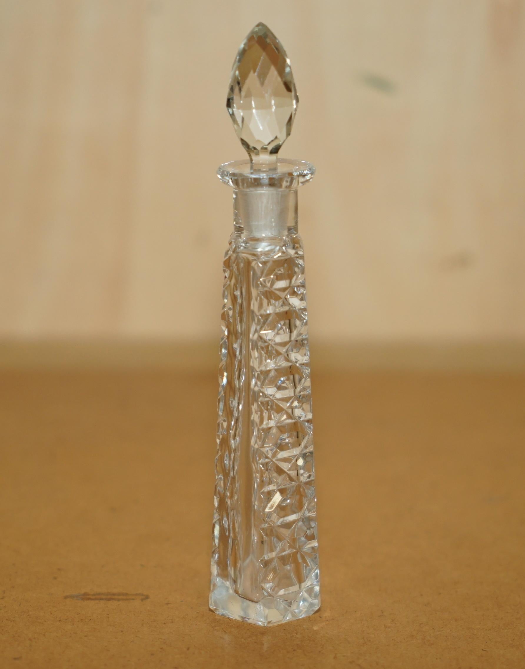 Vetro LOVELY TALL ANTIQUE CUT GLASS CRYSTAL COLLECTABLE DRESSiNG TABLE BOTTLE PERFUME in vendita