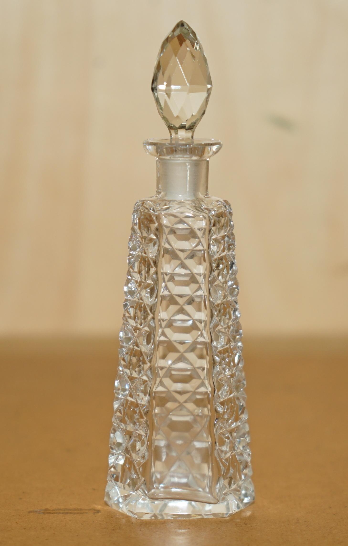 LOVELY TALL ANTIQUE CUT GLASS CRYSTAL COLLECTABLE DRESSiNG TABLE BOTTLE PERFUME in vendita 1
