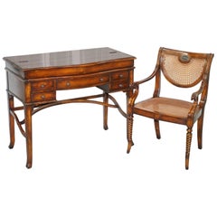 Lovely Theodore Alexander Campaign Fold Out Desk Table d'écriture et chaise