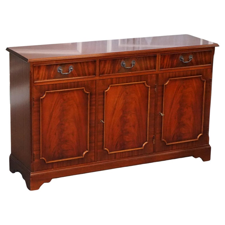 LOVELY THREE DOOR FLAMED HARDWOOD SiDEBOARD BUFFET For Sale at 1stDibs