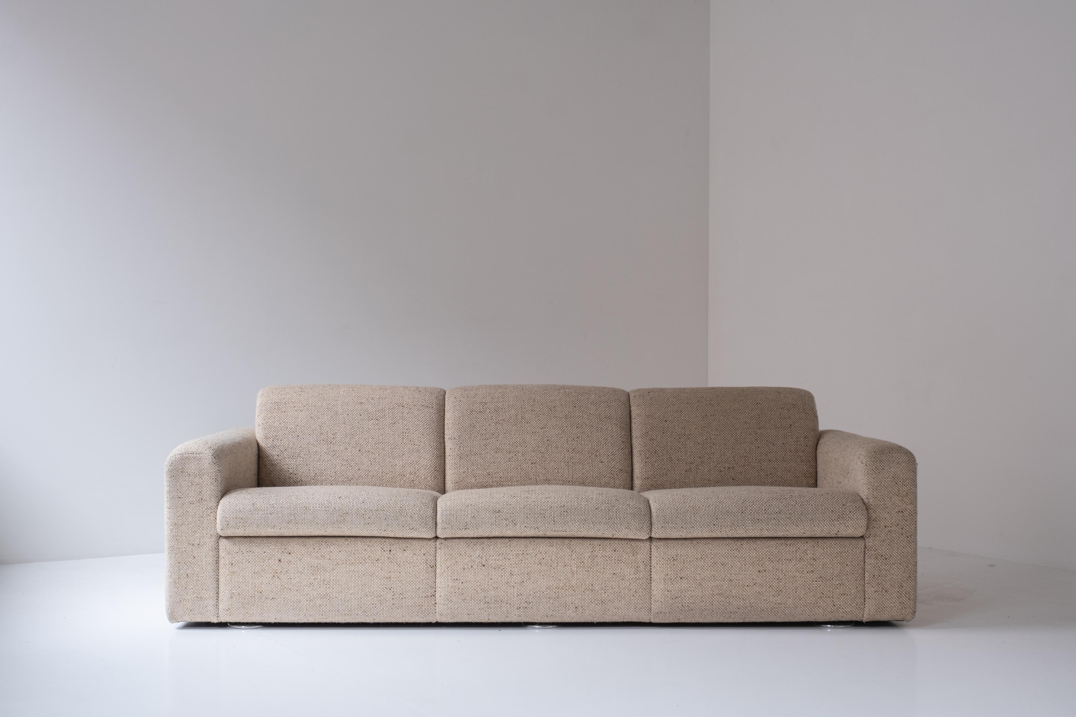 Lovely three seater sofa by Kho Liang Le for Artifort, The Netherlands 1970s. This timeless sofa has a wool fabric upholstery and remains in its original and very well presented condition. No longer in production. Labeled.

* Worldwide shipping is