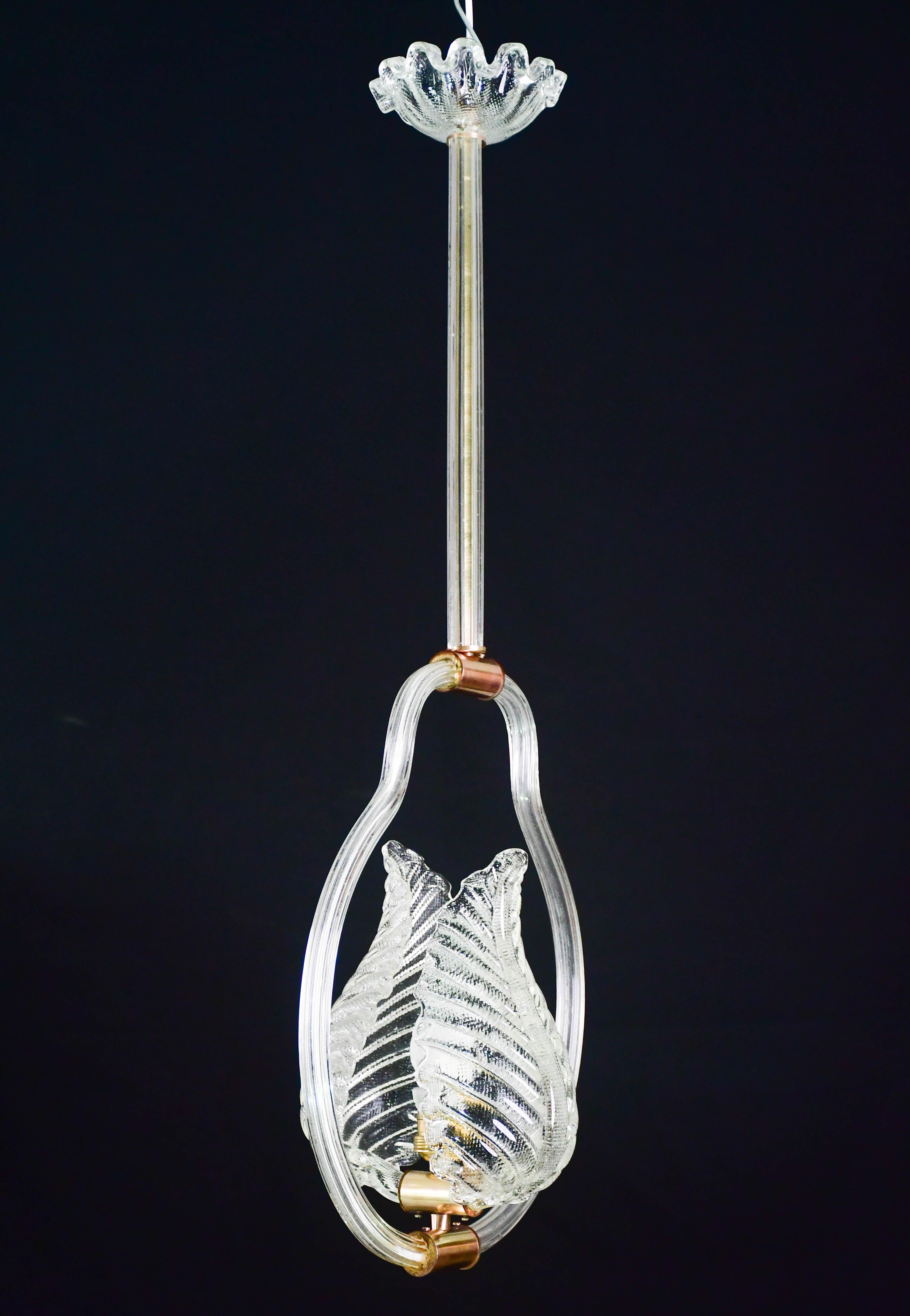 Prächtiger Murano-Kronleuchter der Glaswerke Barovier und Toso aus den 1940er Jahren, vollständig restauriert.

Der Kronleuchter misst 85 cm in der Höhe und 35 im Durchmesser, 45 Zentimeter Höhe ohne Stab.

Passt in eine europäische