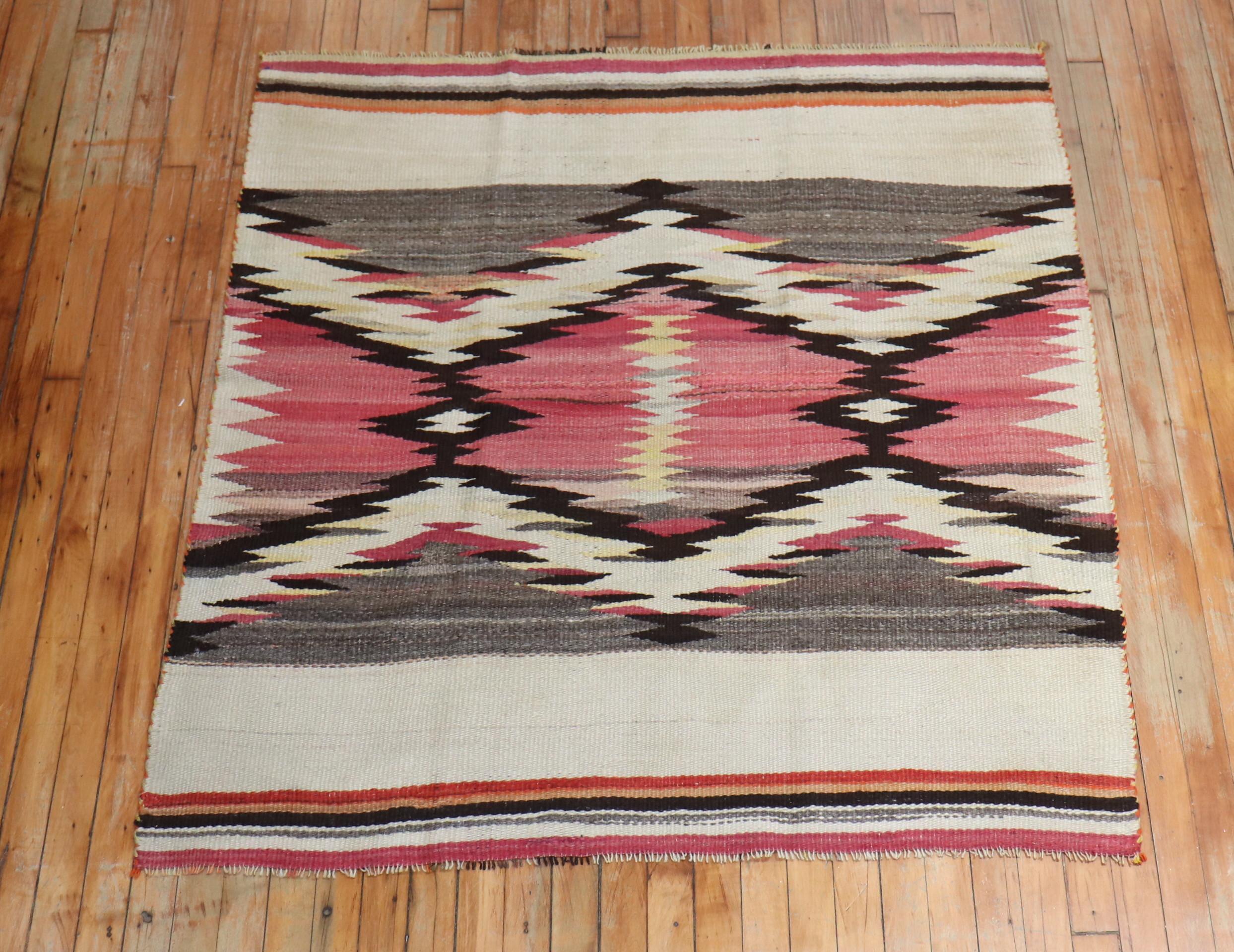 Amérindien Ravissant tapis carré tribal américain Navajo en vente