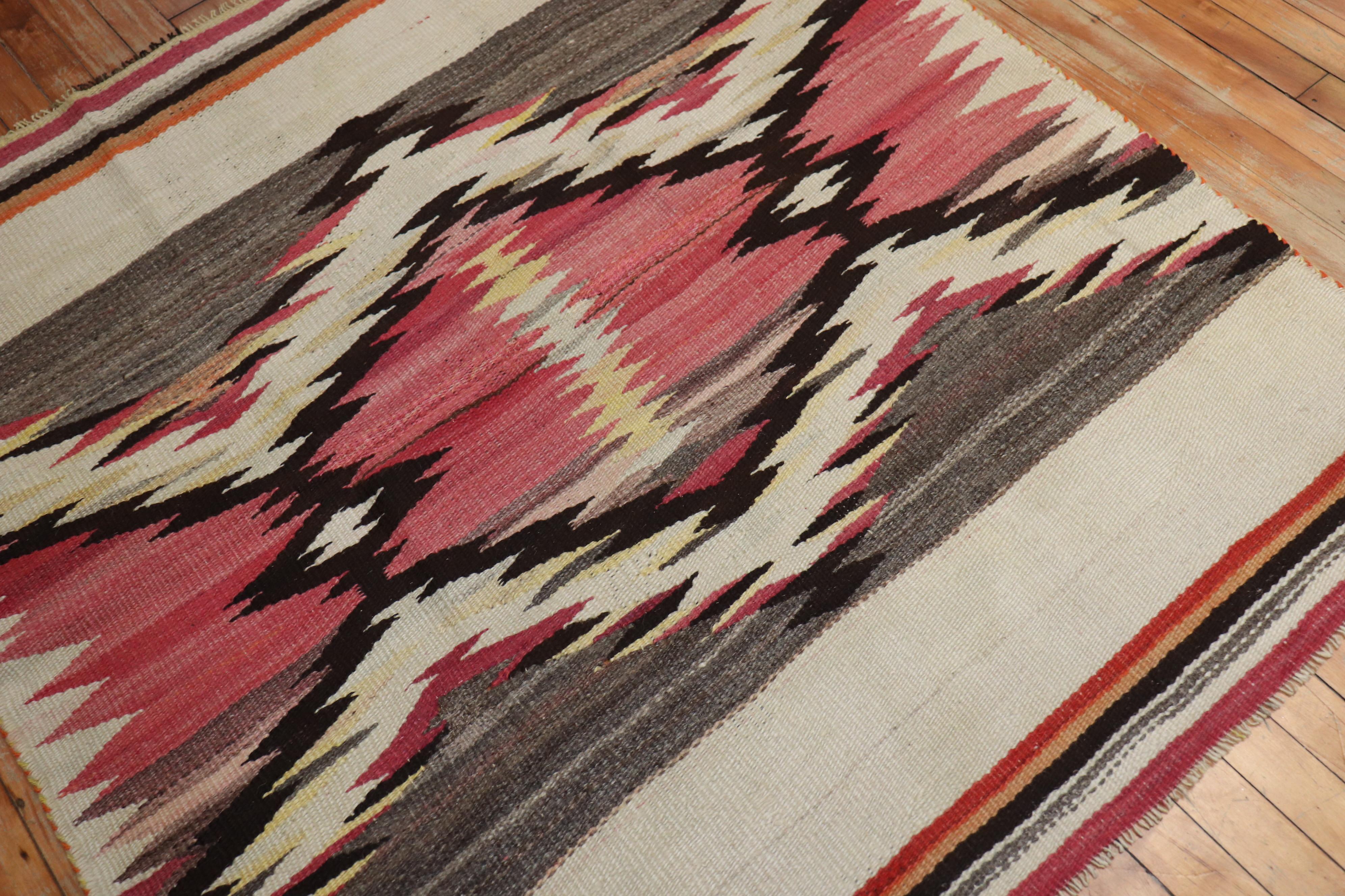 Américain Ravissant tapis carré tribal américain Navajo en vente