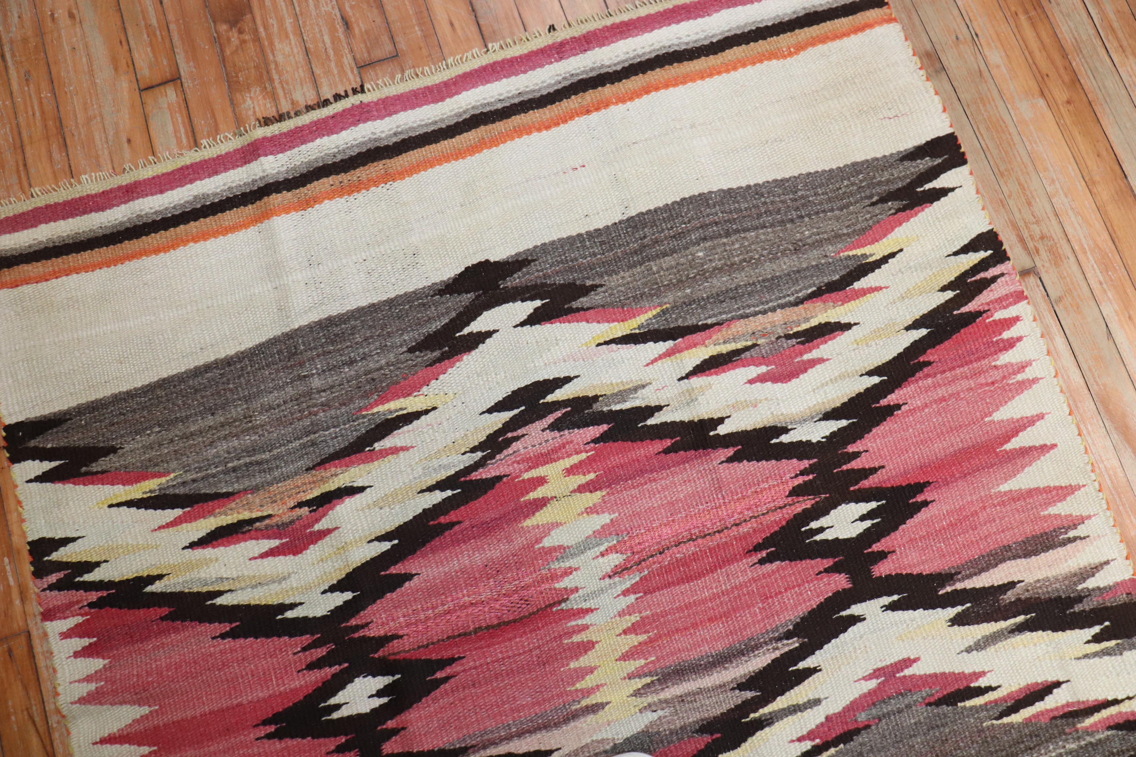 Tissé à la main Ravissant tapis carré tribal américain Navajo en vente