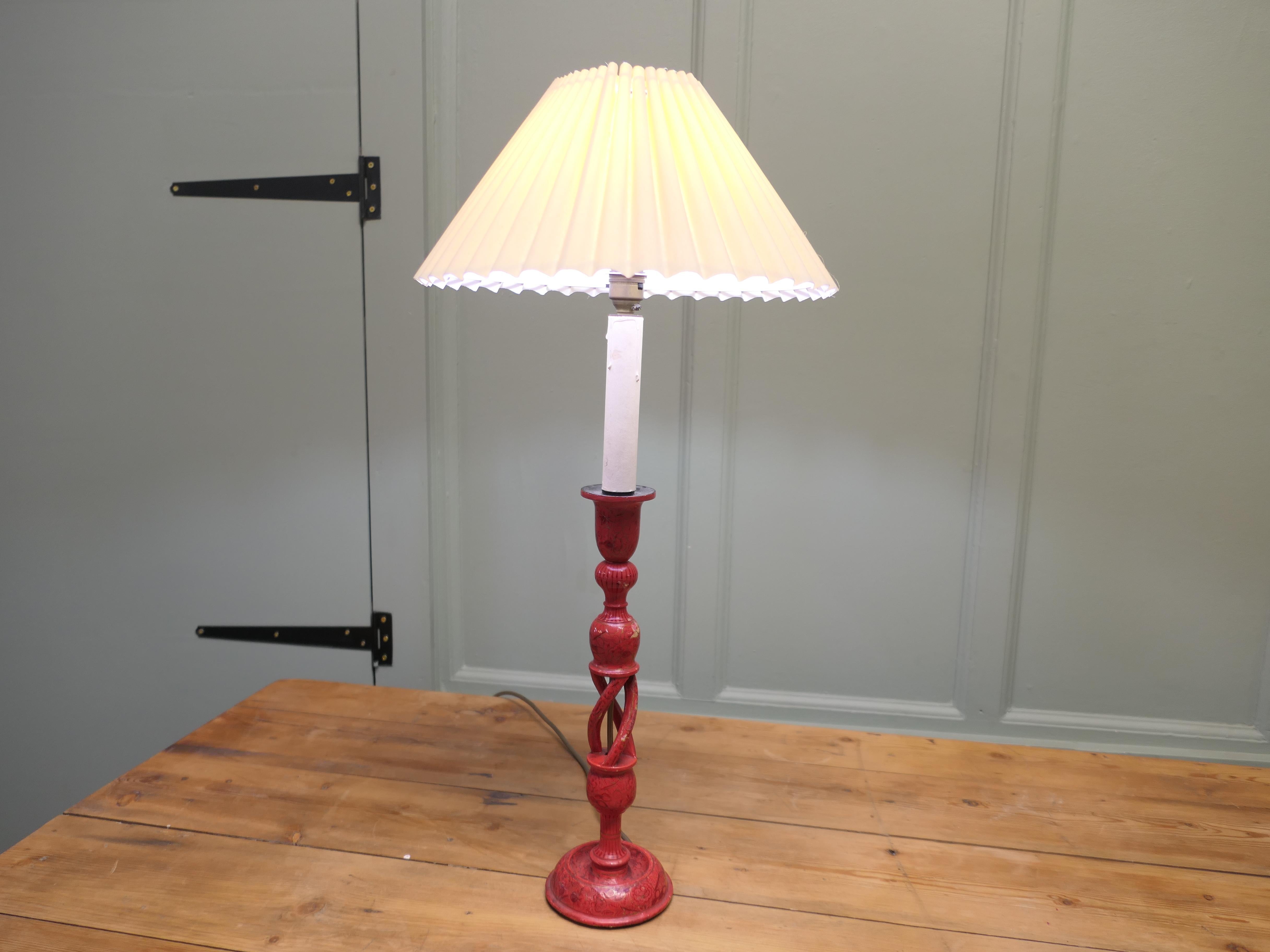 Preciosa Lámpara de Mesa Torneada y Pintada Barley Twist mediados del siglo XX en venta