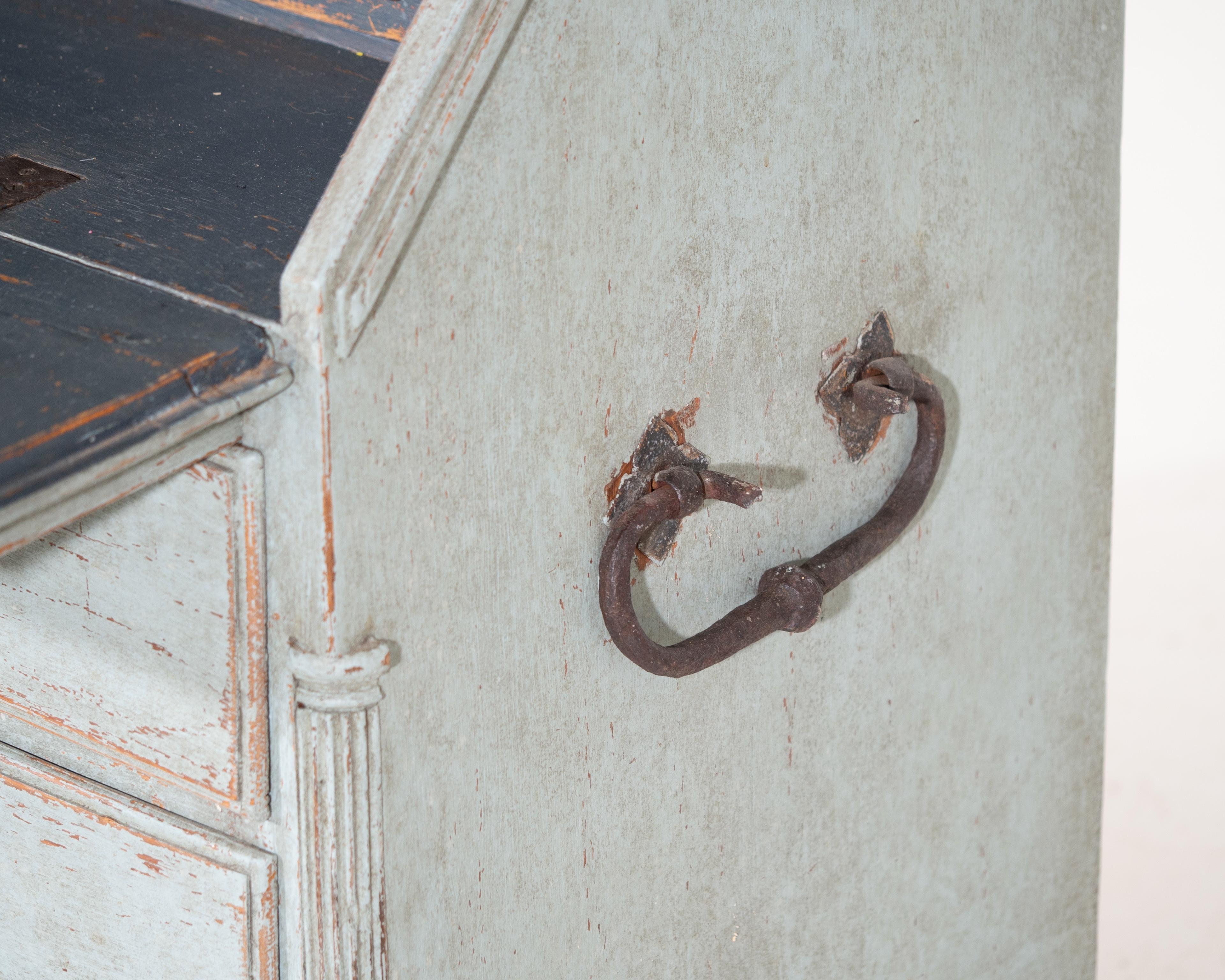 Lovely two-part bureau with lots of beautiful carvings, circa 100 years old. In Good Condition For Sale In Aalsgaarde, DK