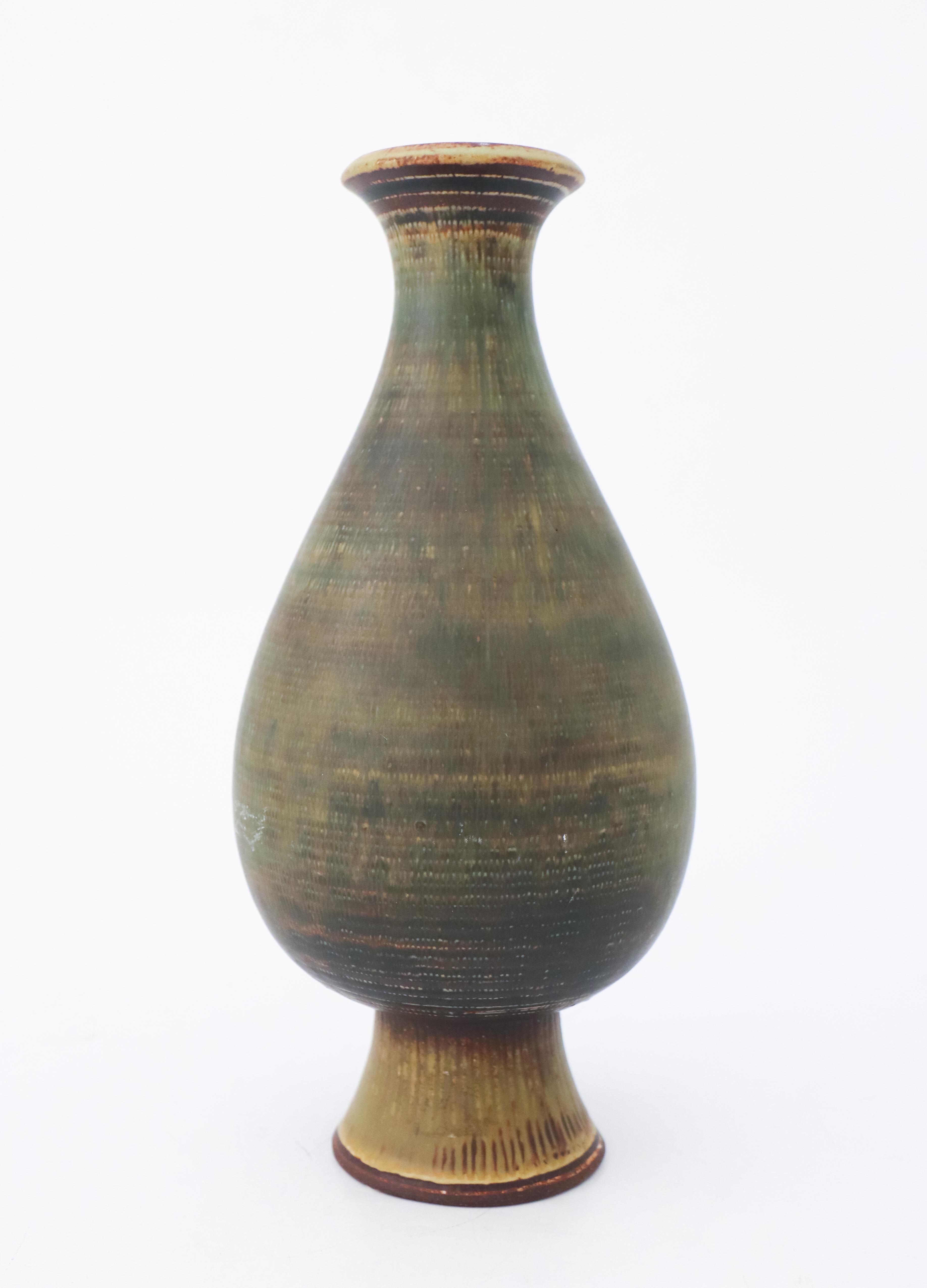 A lovely, large vase of model Farsta designed by Wilhelm Kåge at Gustavsberg. It is 28,5 cm high and in excellent condition except from some minor scratching marks as the photos.