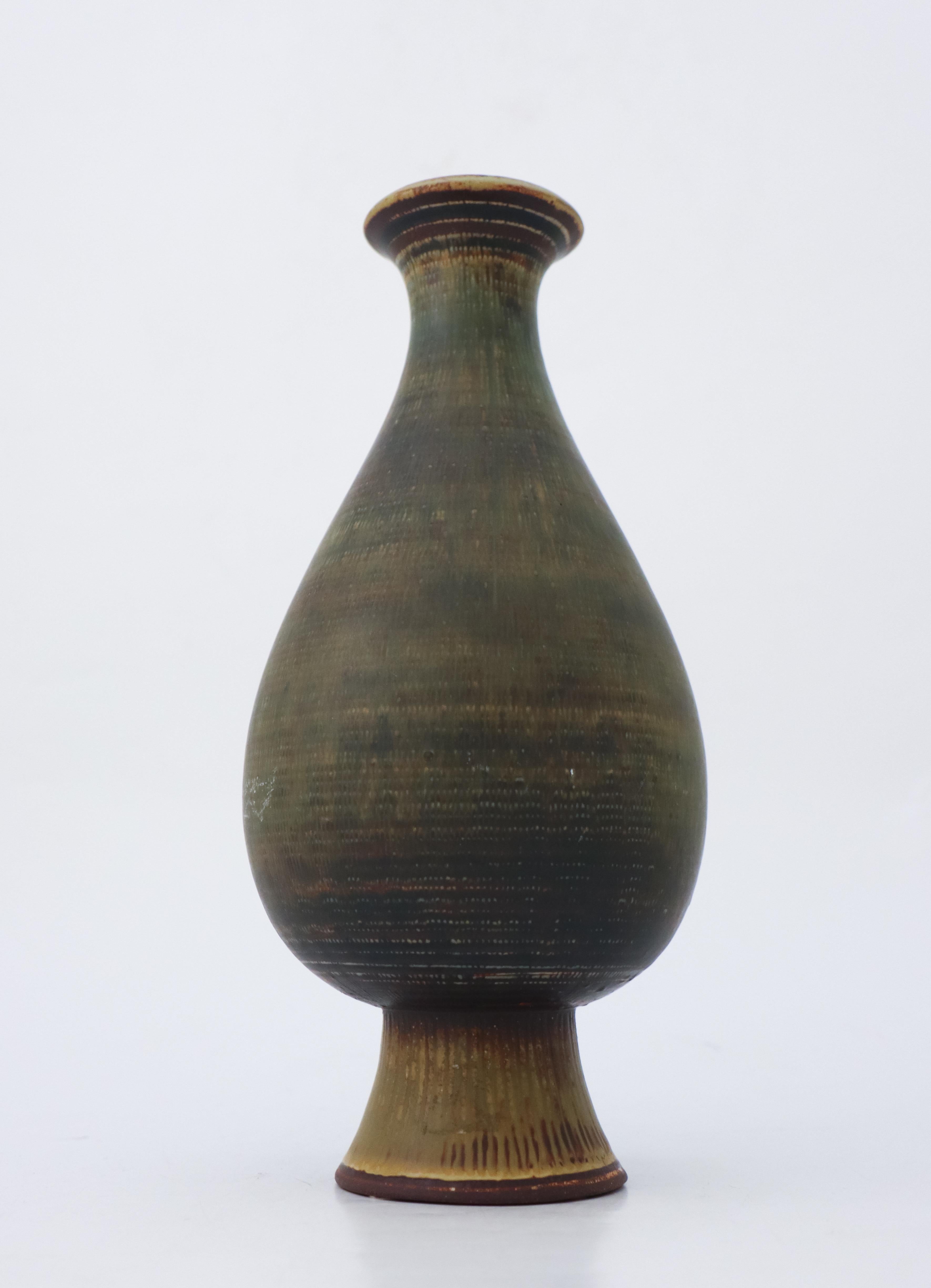 Scandinave moderne Joli vase dessiné par Wilhelm Kåge - Modèle Farsta - Gustavsberg en vente