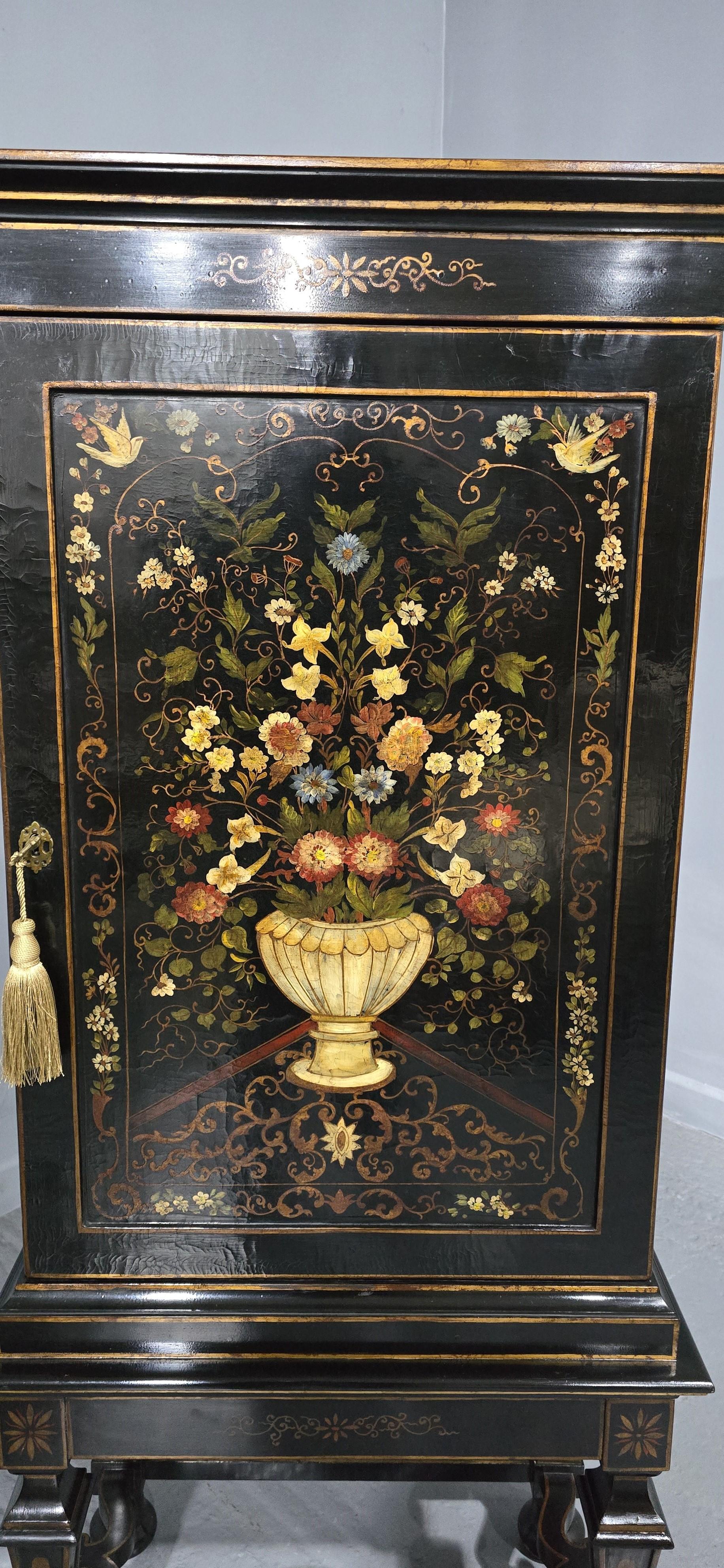 Très beau meuble à cocktail vénitien laqué noir et peint à la main, avec intérieur en verre argenté, en excellent état d'origine.

57