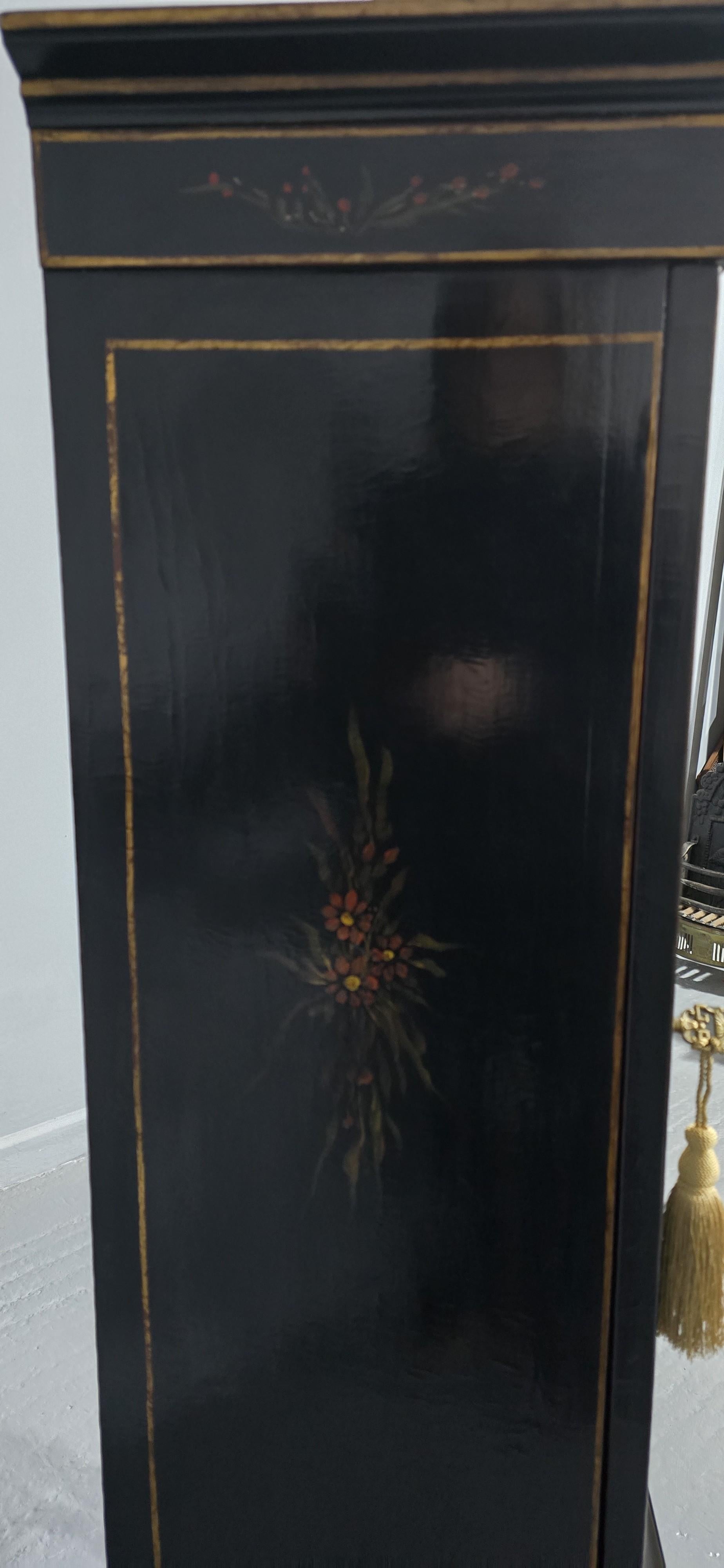 Laque Jolie armoire à cocktail vénitienne en vente