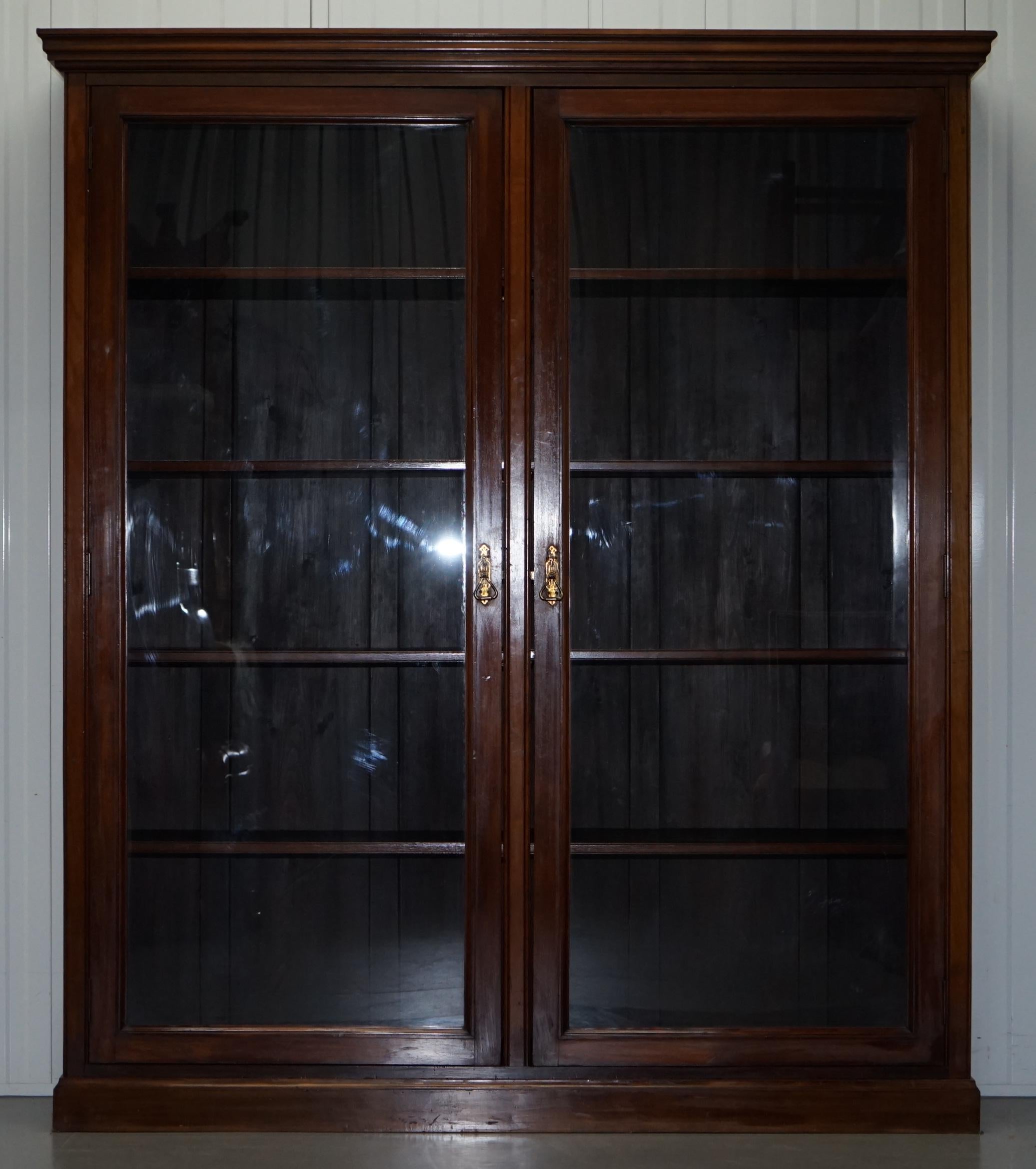 We are delighted to this stunning Victorian solid golden mahogany library bookcase with glass doors and fully adjustable shelves

A very good looking and well made piece, dating to circa 1860-1880, its one solid piece apart from the top cornice