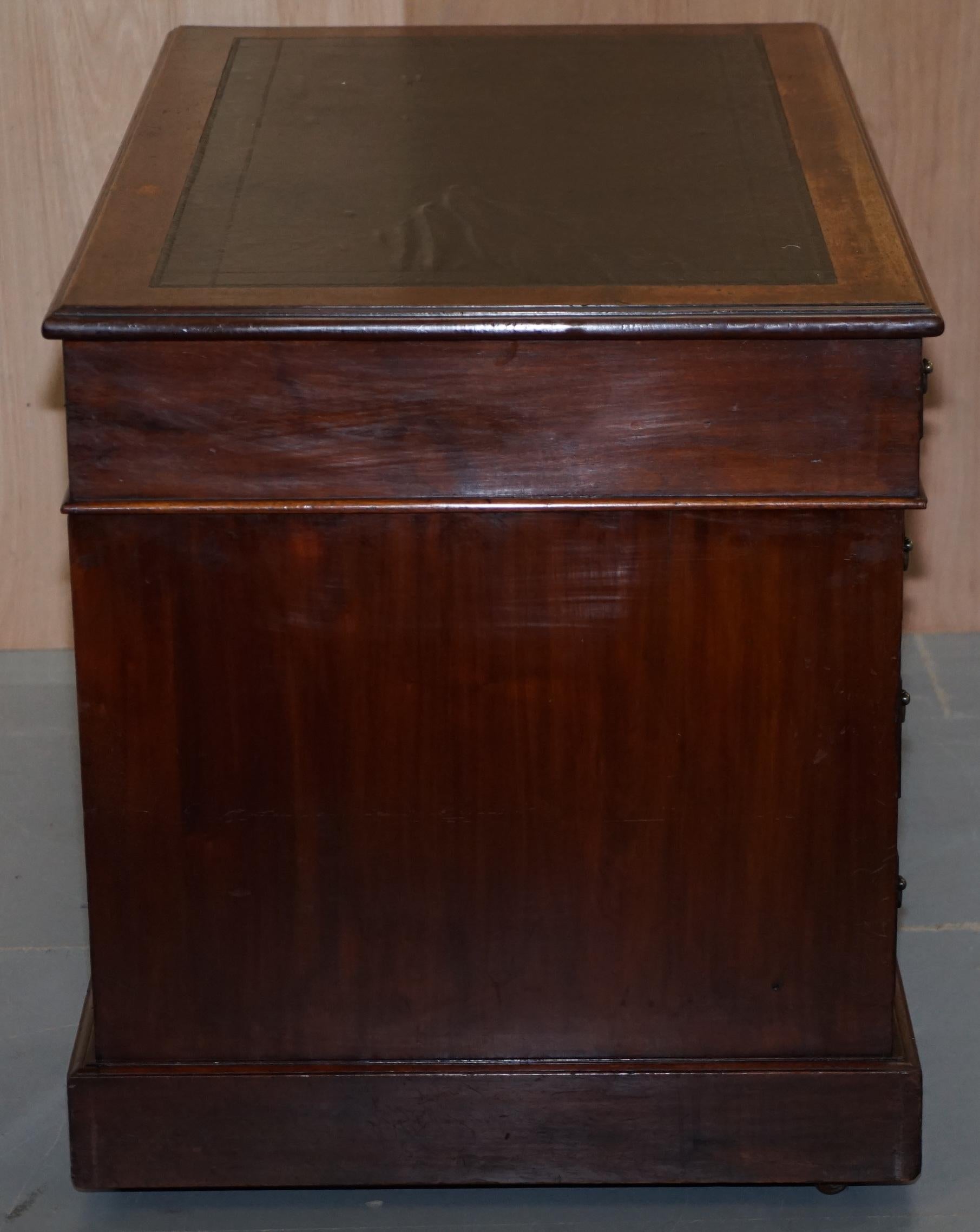Lovely Victorian circa 1880 English Panelled Hardwood Twin Pedestal Partner Desk For Sale 5