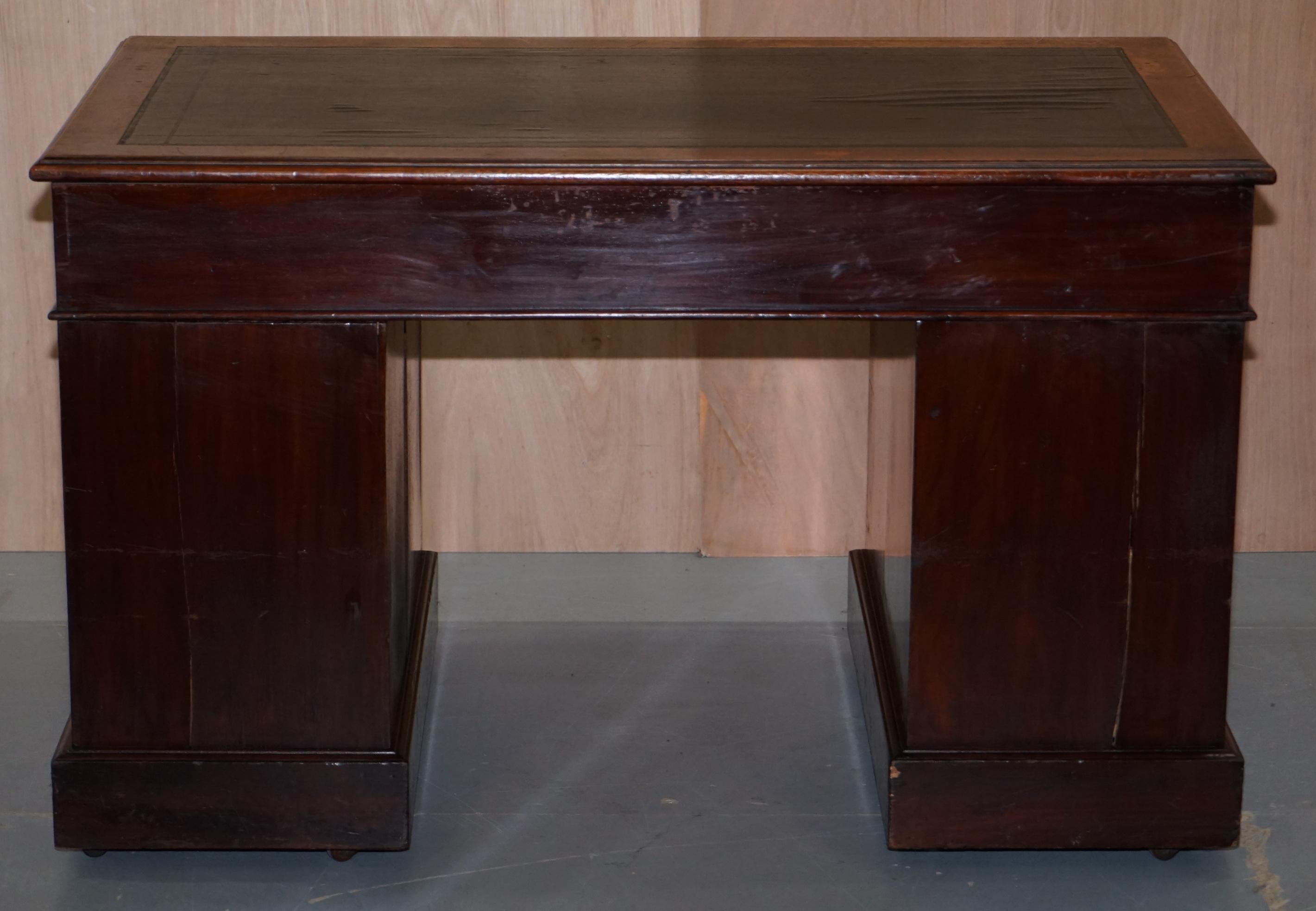 Lovely Victorian circa 1880 English Panelled Hardwood Twin Pedestal Partner Desk For Sale 6