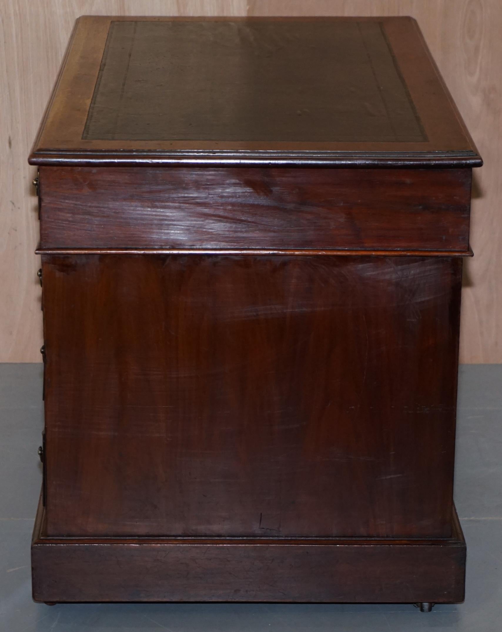 Lovely Victorian circa 1880 English Panelled Hardwood Twin Pedestal Partner Desk For Sale 7