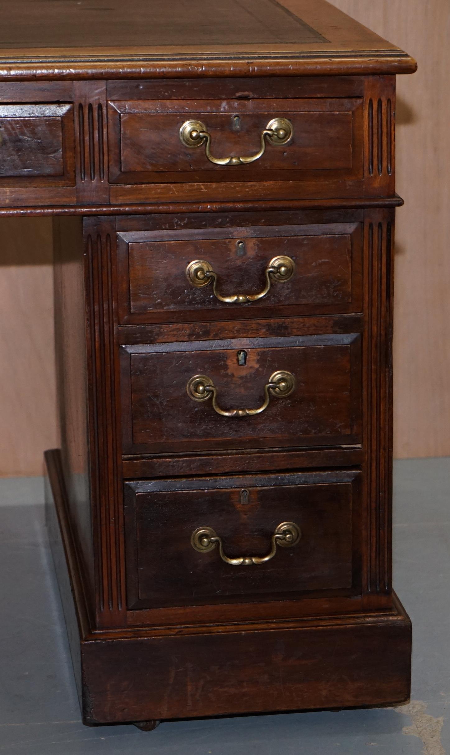 Lovely Victorian circa 1880 English Panelled Hardwood Twin Pedestal Partner Desk For Sale 4