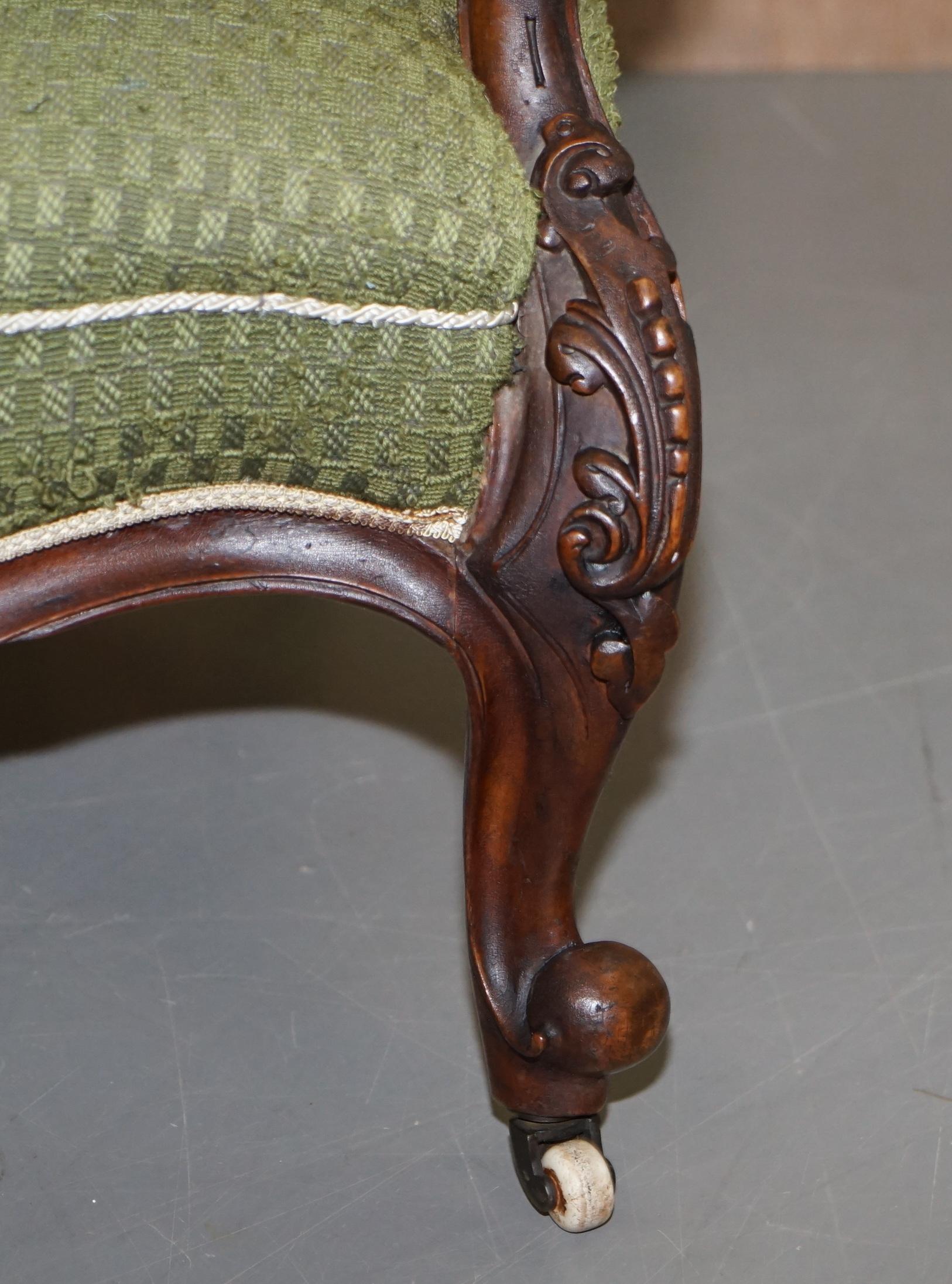Ravissant fauteuil de lecture de bibliothèque victorien en bois sculpté encadré d'origine en vente 4