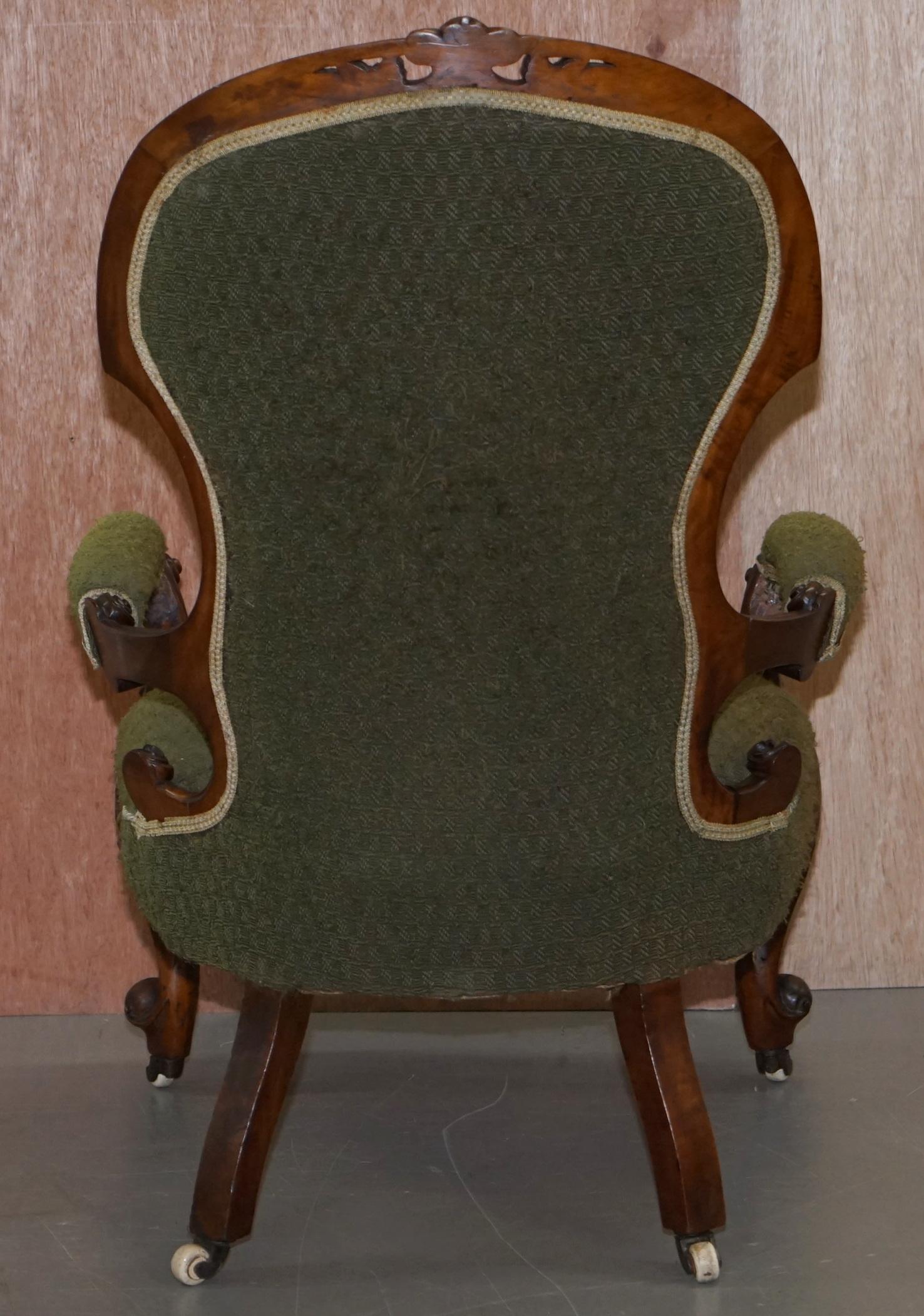 Ravissant fauteuil de lecture de bibliothèque victorien en bois sculpté encadré d'origine en vente 7