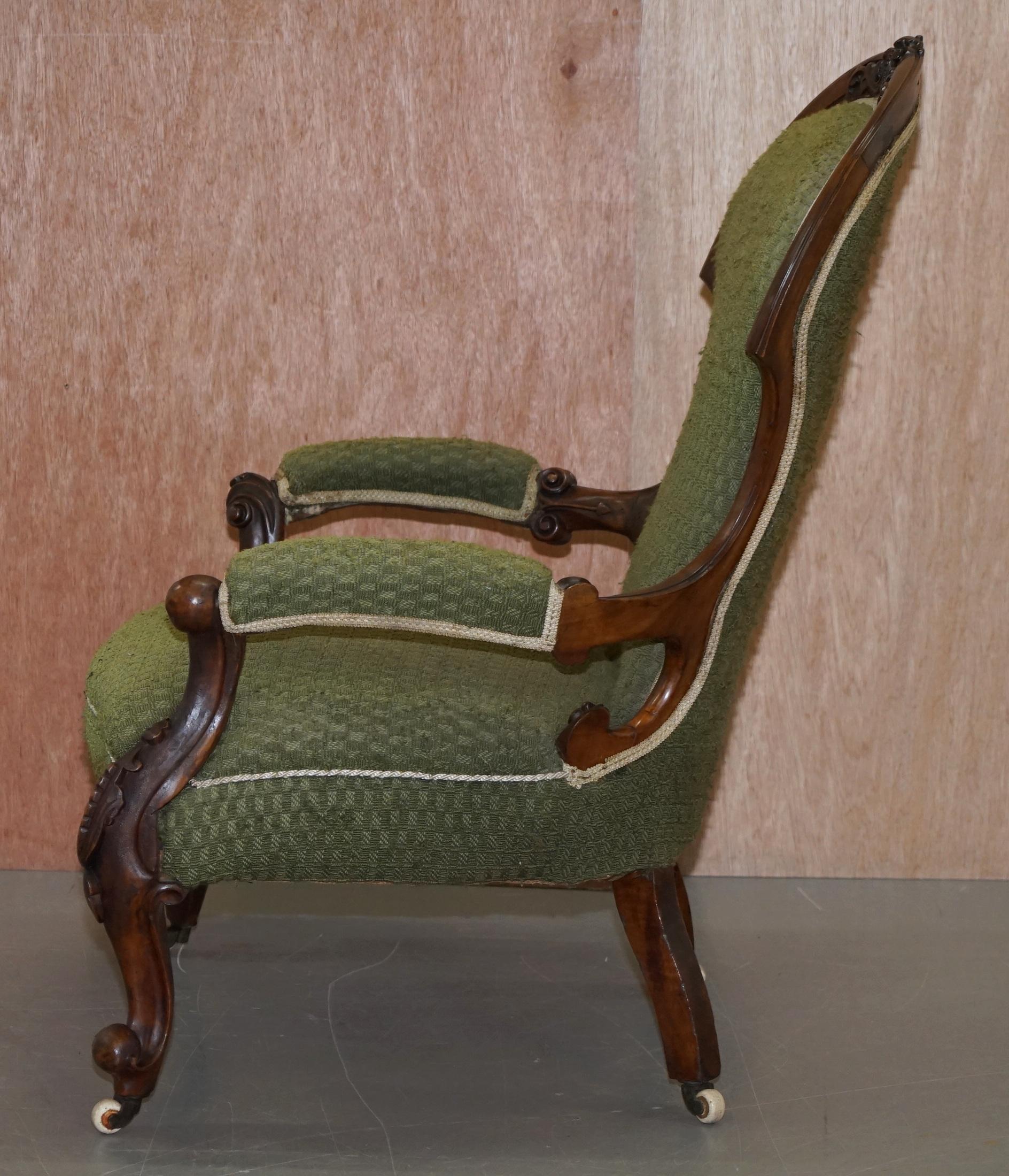 Ravissant fauteuil de lecture de bibliothèque victorien en bois sculpté encadré d'origine en vente 9