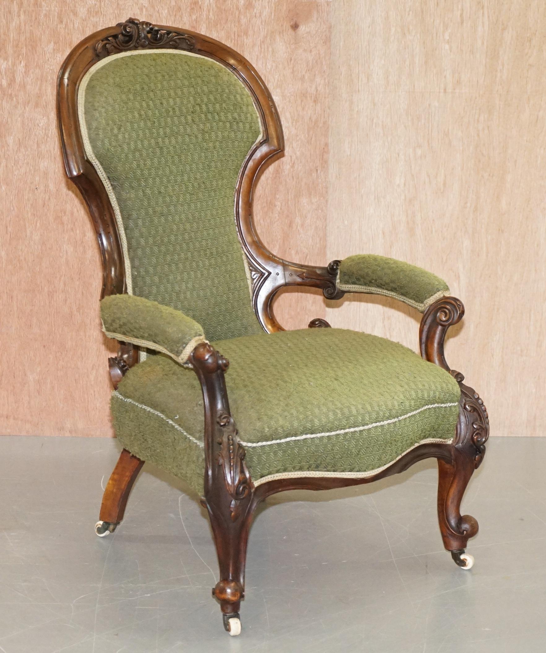 Wir freuen uns, diesen schönen originalen viktorianischen, handgeschnitzten Mahagoni-Lesesesessel mit Schaukasten zum Verkauf anbieten zu können 

Ein gut aussehender, gut gearbeiteter und dekorativer, gerahmter Sessel. Gerahmte Ausstellungsstücke