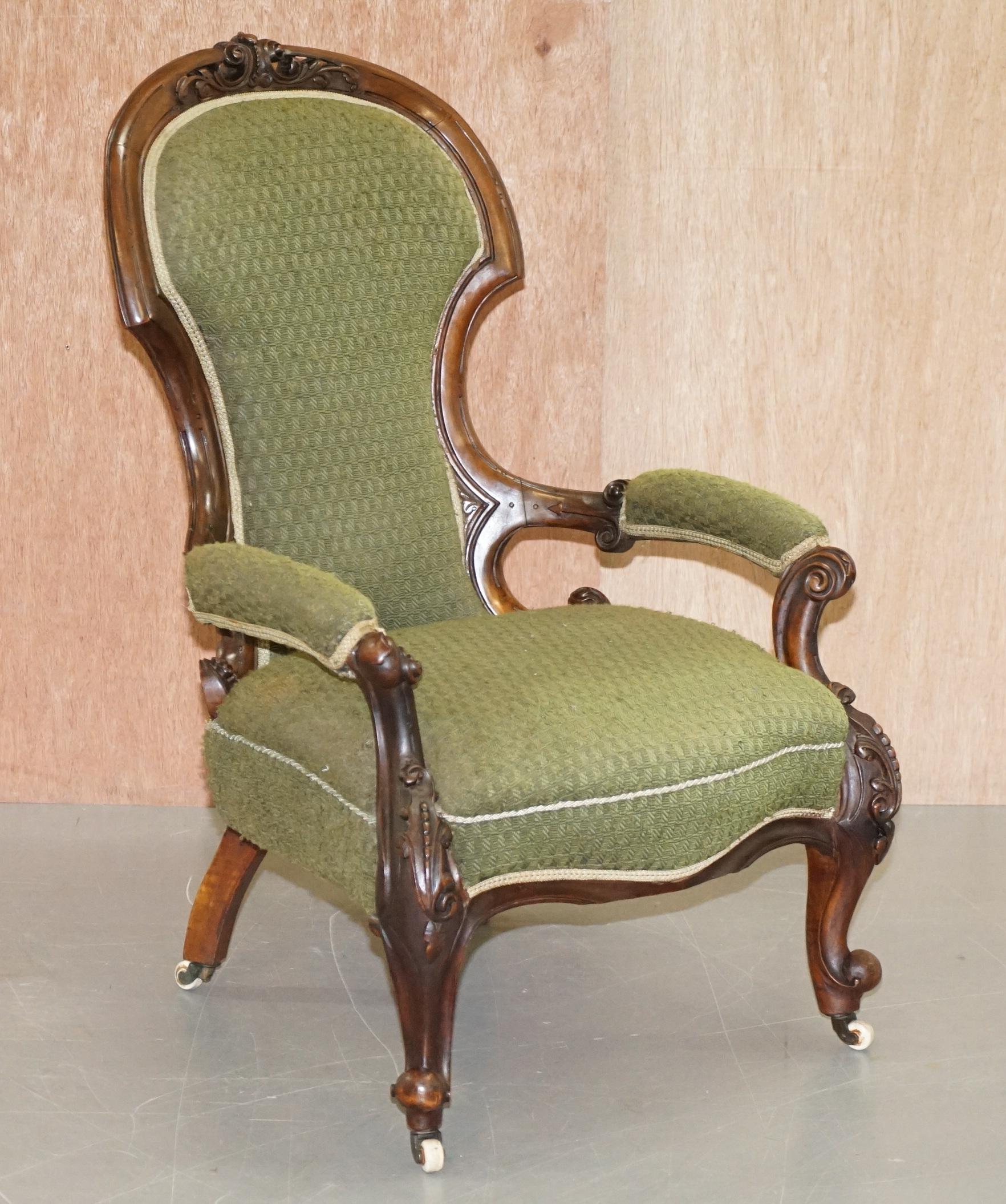 Nous sommes ravis d'offrir à la vente ce beau fauteuil de lecture de bibliothèque d'origine Victorienne en acajou sculpté à la main 

Un beau fauteuil encadré bien fait et décoratif, les pièces encadrées étaient faites pour les expositions, elles