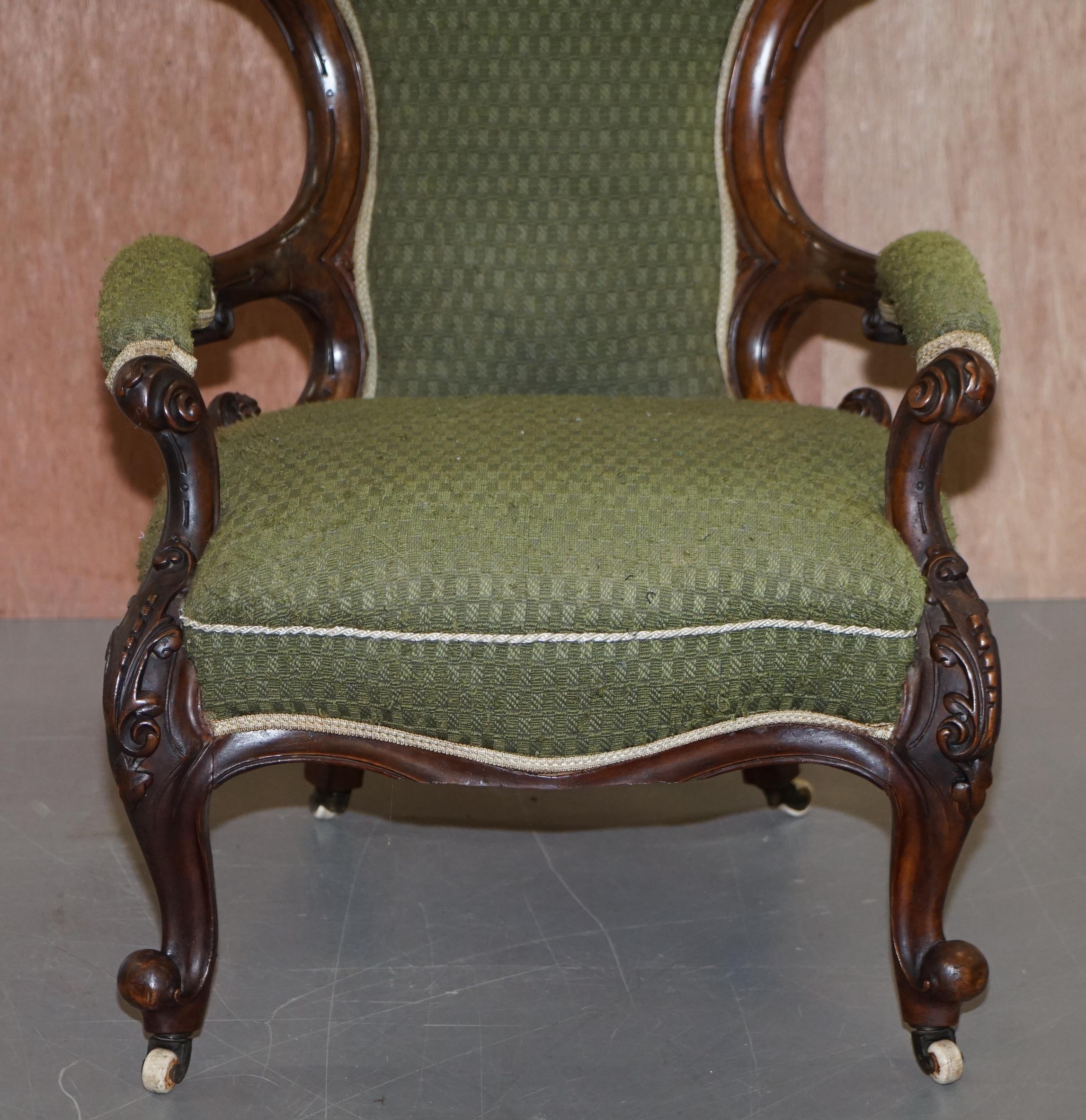 XIXe siècle Ravissant fauteuil de lecture de bibliothèque victorien en bois sculpté encadré d'origine en vente