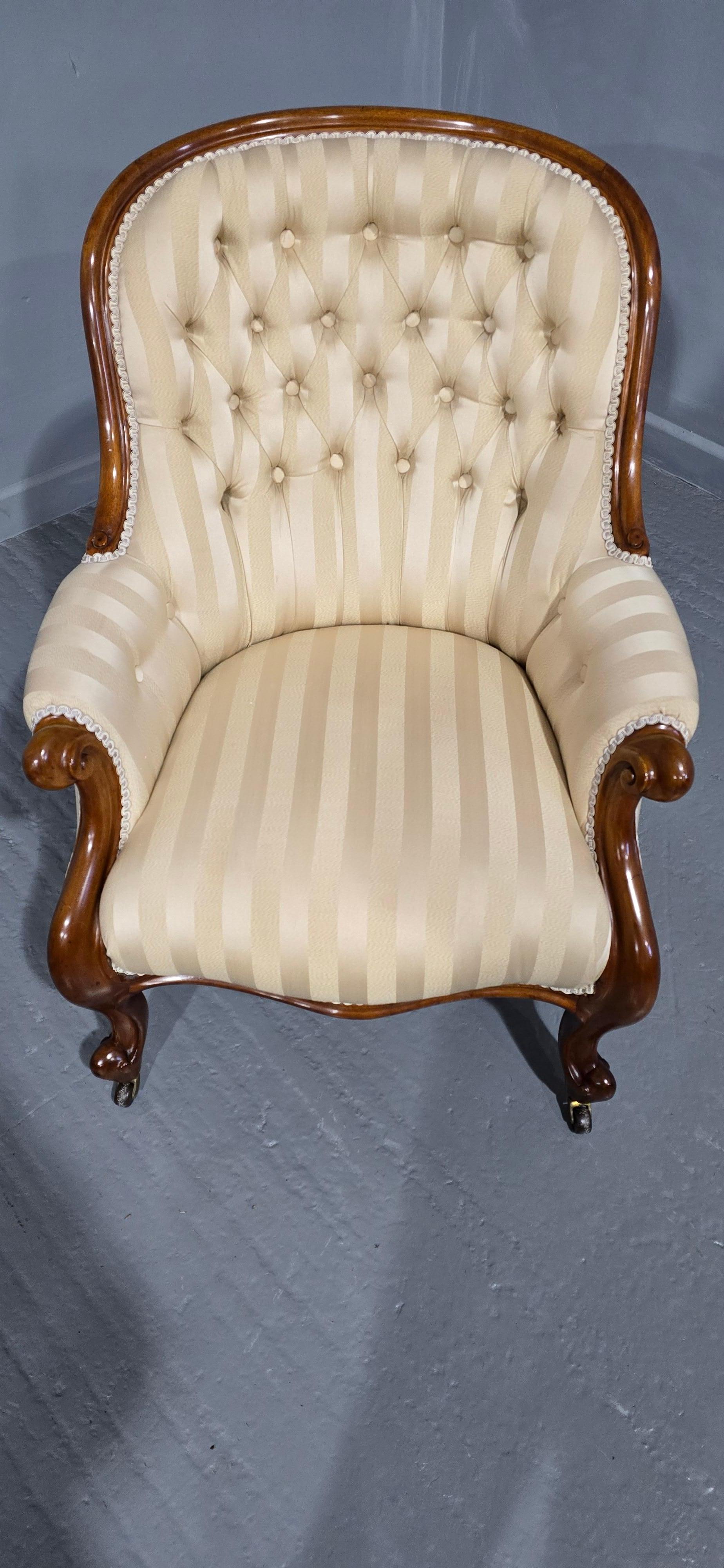 Poltrona vittoriana di qualità eccellente con seduta profonda in mogano e rotelle originali,  rivestito in tessuto crema a righe larghe, in ottime condizioni.

Sei invitato a visionare questo articolo presso il nostro showroom, ma ti preghiamo di