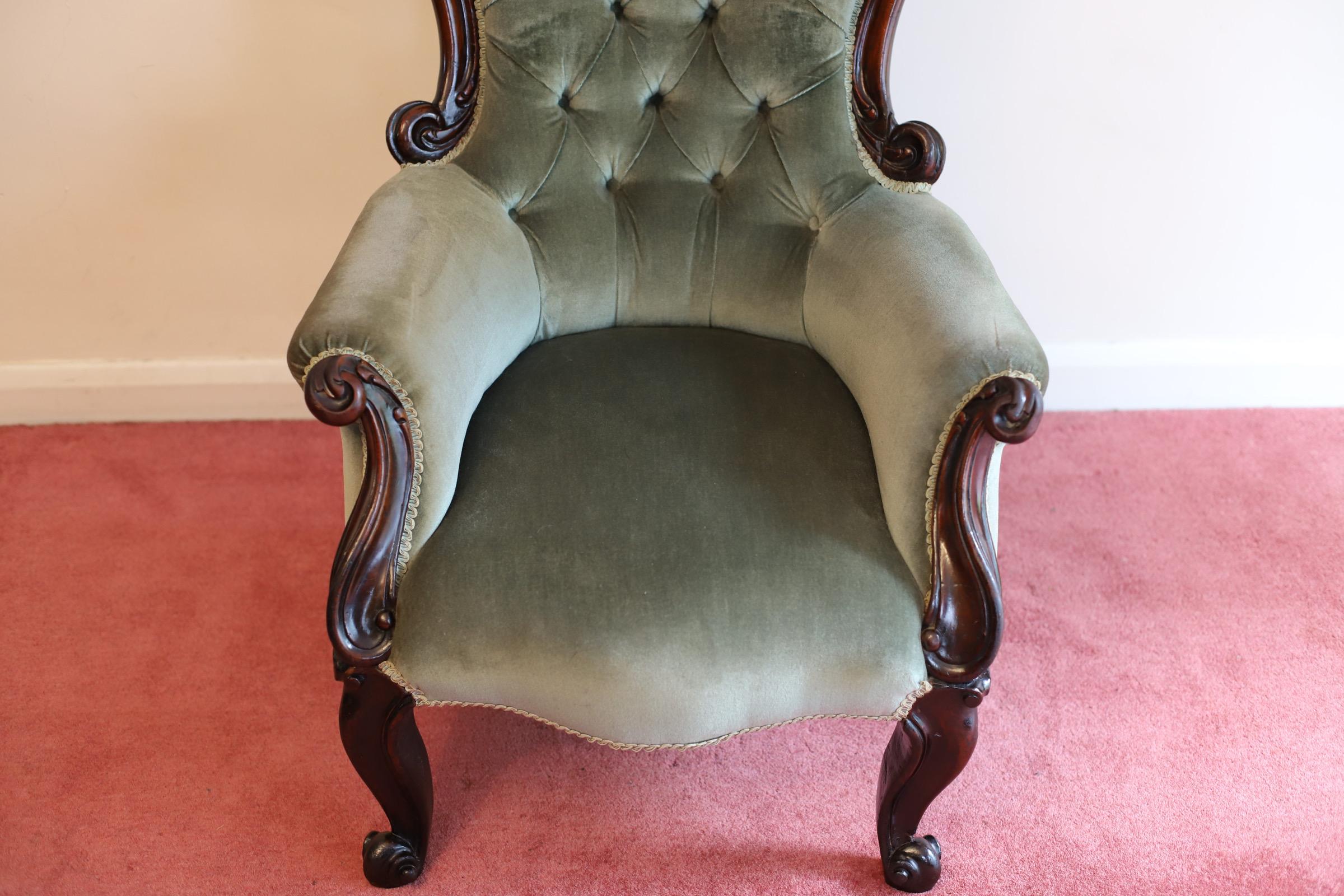 Magnifique chêne victorien  Fauteuil. Un fabuleux fauteuil victorien antique rembourré. Le fauteuil ancien est recouvert d'un beau tissu vert, avec un dossier en forme de bouton, des accoudoirs à volutes et une assise rembourrée. Le fauteuil