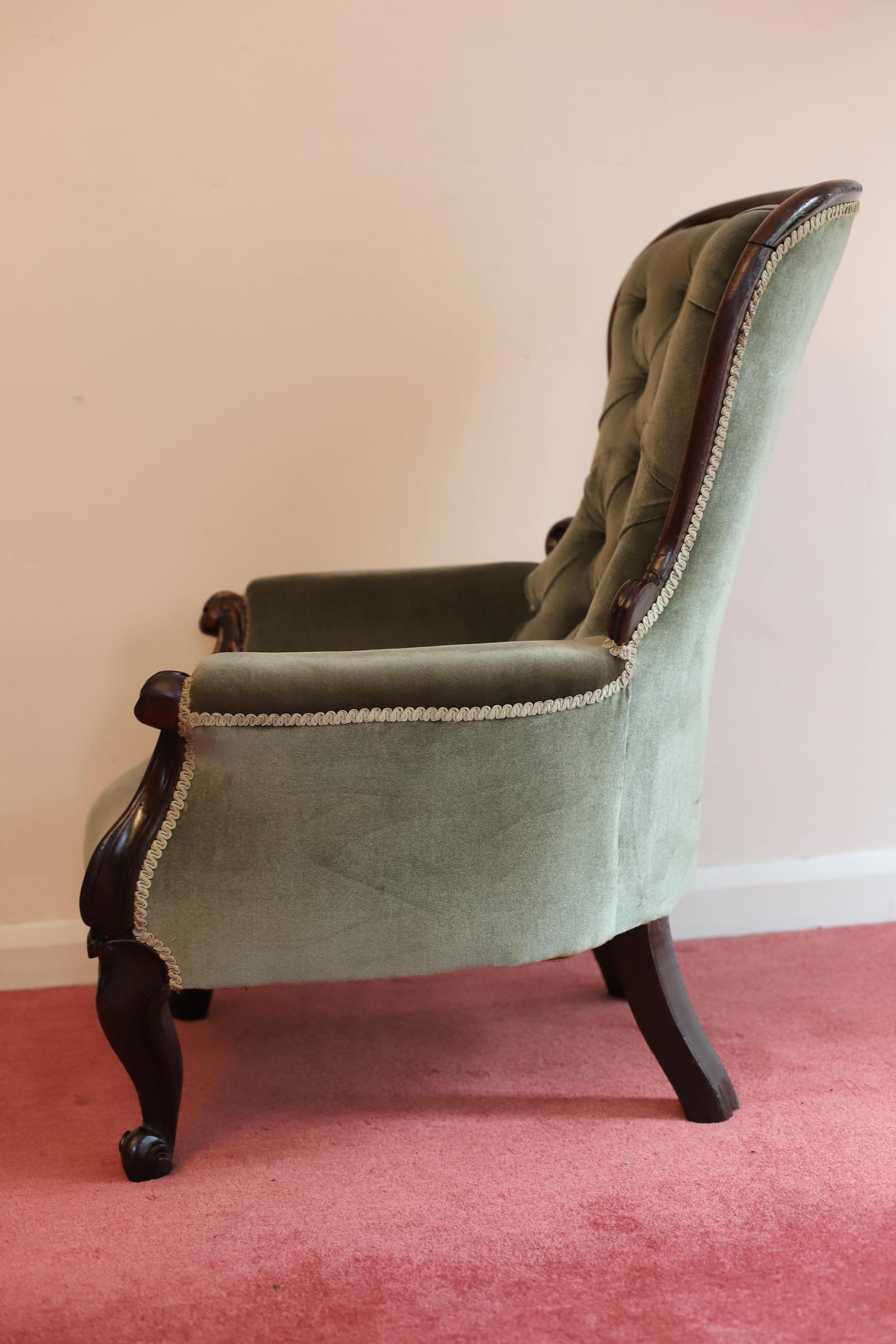 Lovely Victorian Oak  Armchair In Good Condition For Sale In Crawley, GB