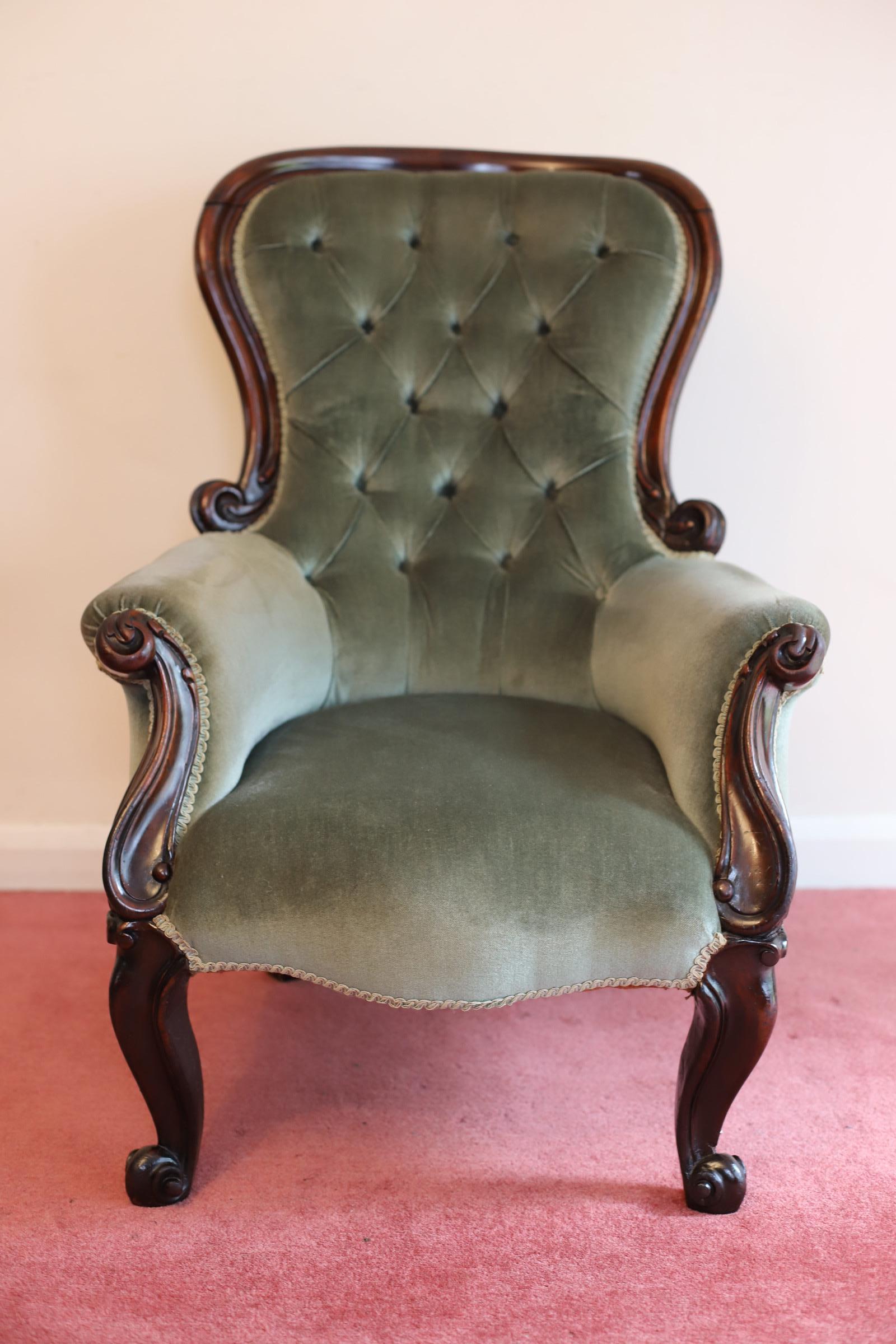 Lovely Victorian Oak  Armchair For Sale 3