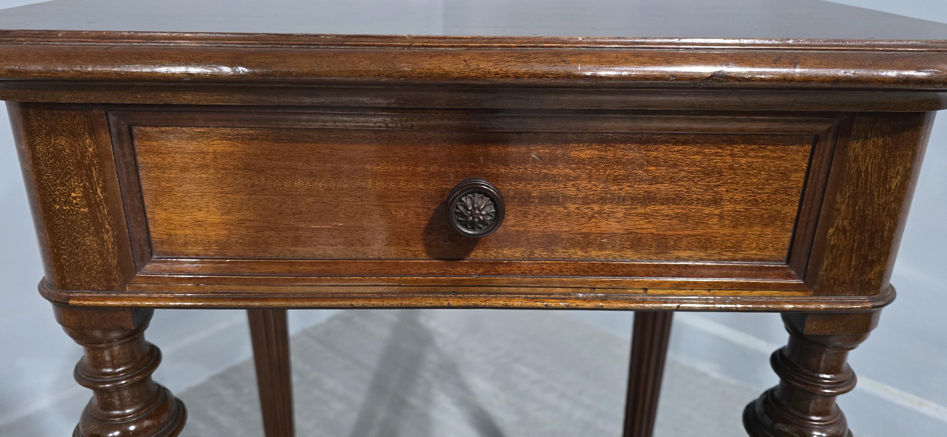 Anglais Charmante table de lampe victorienne en acajou en vente