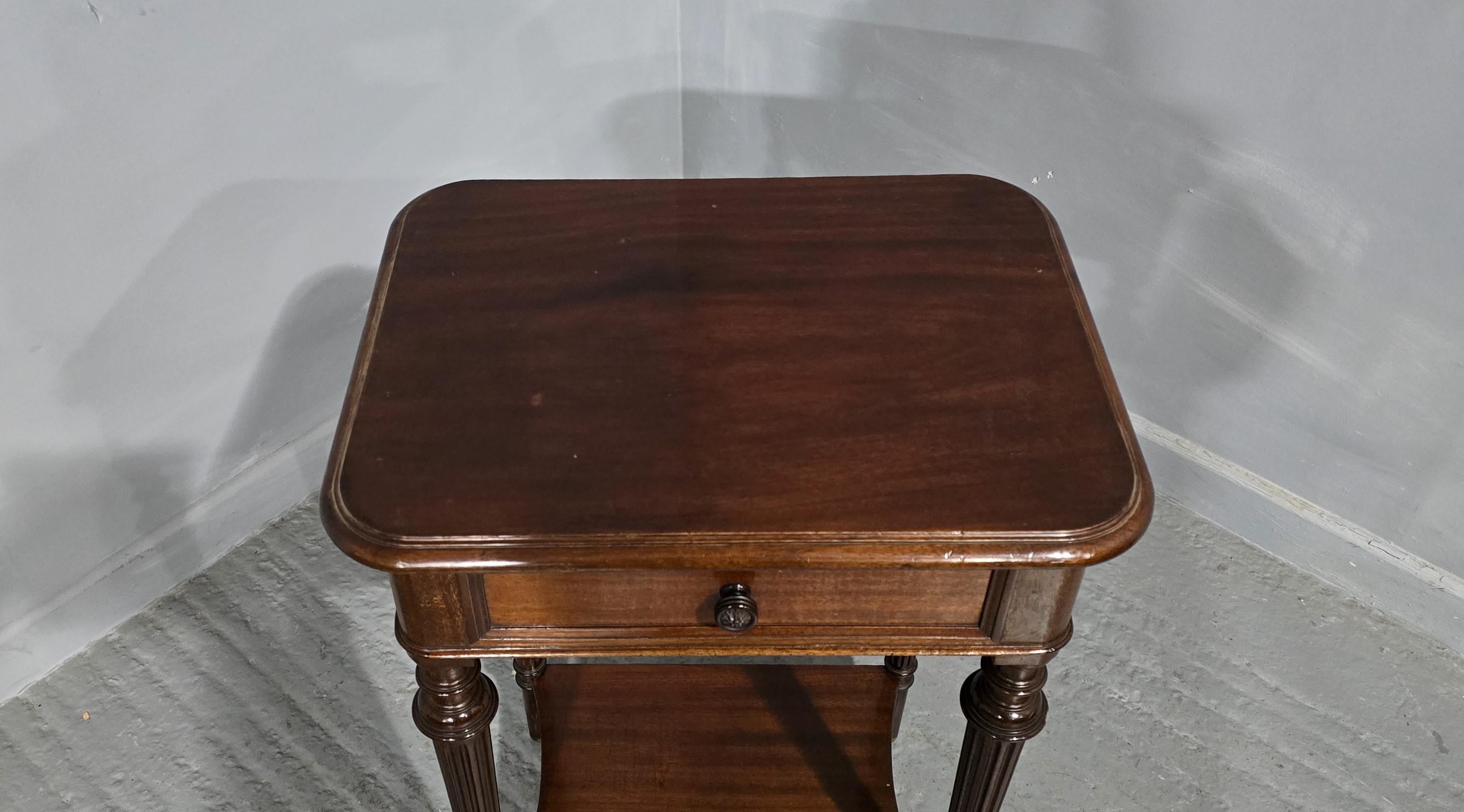 Charmante table de lampe victorienne en acajou Bon état - En vente à Swadlincote, GB