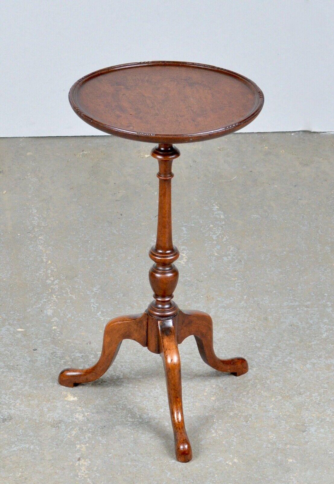We are delighted to offer for sale this lovely antique Victorian mahogany lamp /side table with turned column base and carved top edge and is in good condition. 

Dimensions

Height : 55cm
Width: 30cm
Depth: 30cm 

All our items are cleaned,