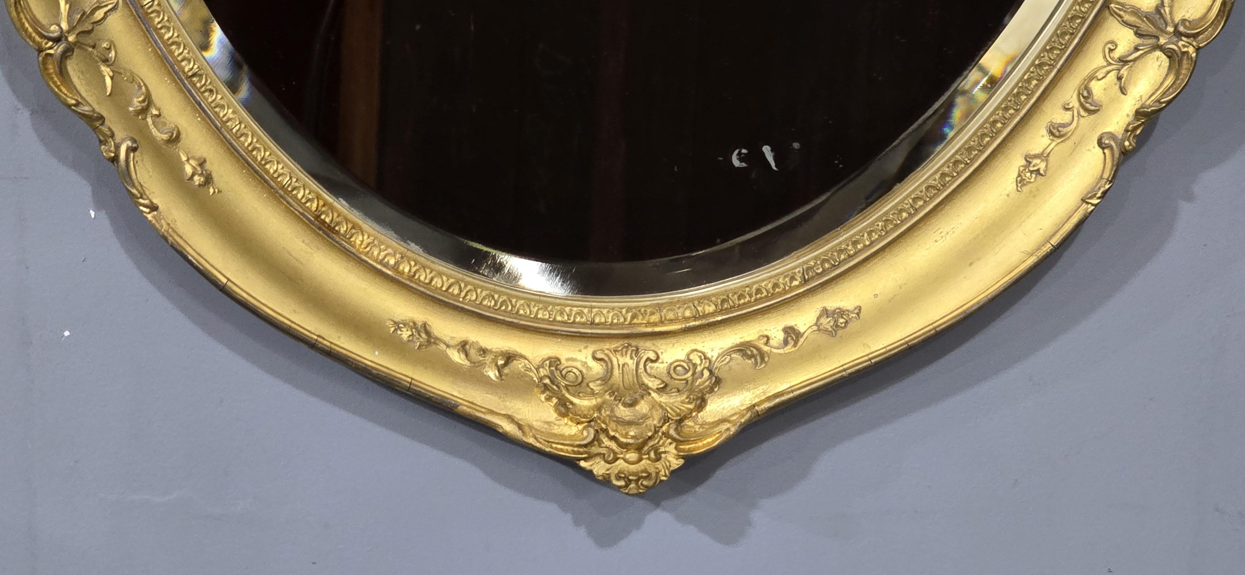 Lovely Victorian Oval Gilt Mirror In Good Condition For Sale In Swadlincote, GB
