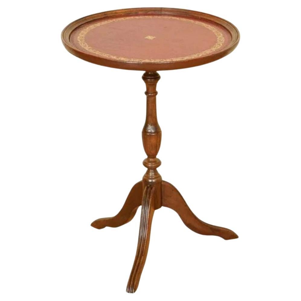 Jolie table d'appoint victorienne avec plateau en cuir rouge embossé