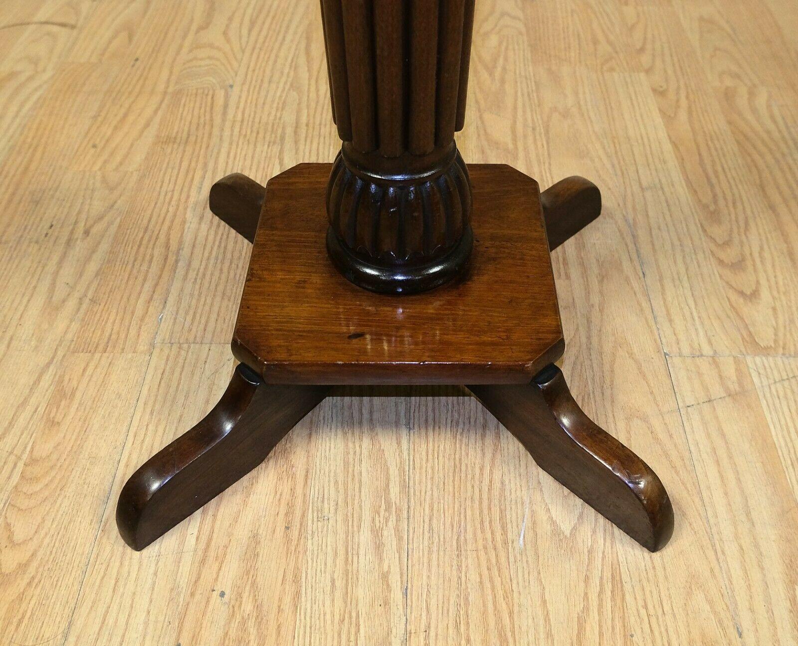 Precioso soporte victoriano de madera maciza marrón para plantas Jardiniere Torchiere Hecho a mano en venta