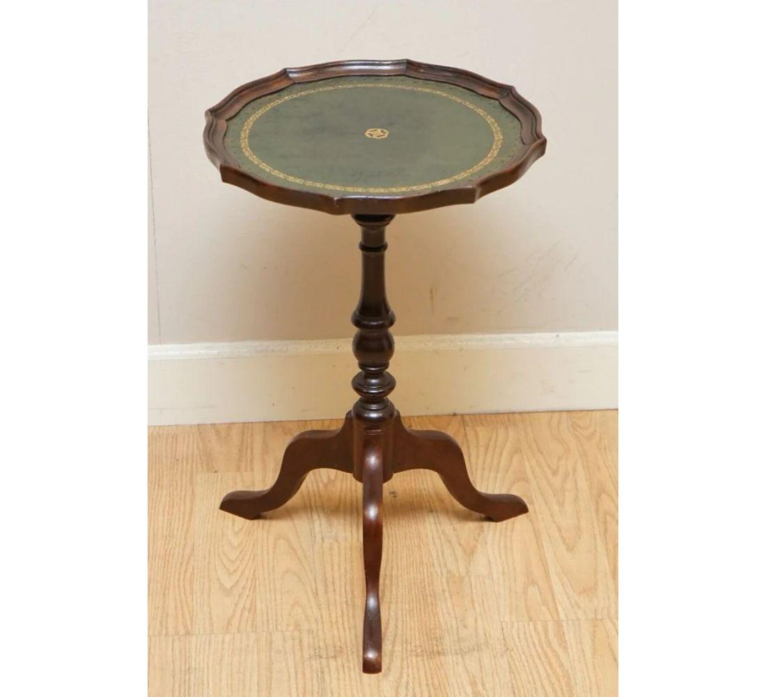 We are delighted to offer for sale Lovely Victorian style green leather top plant or wine stand.

A beautiful and well-made piece, ideally suited for a lamp or glass of wine with a picture frame on it.

We have lightly restored this, It has been
