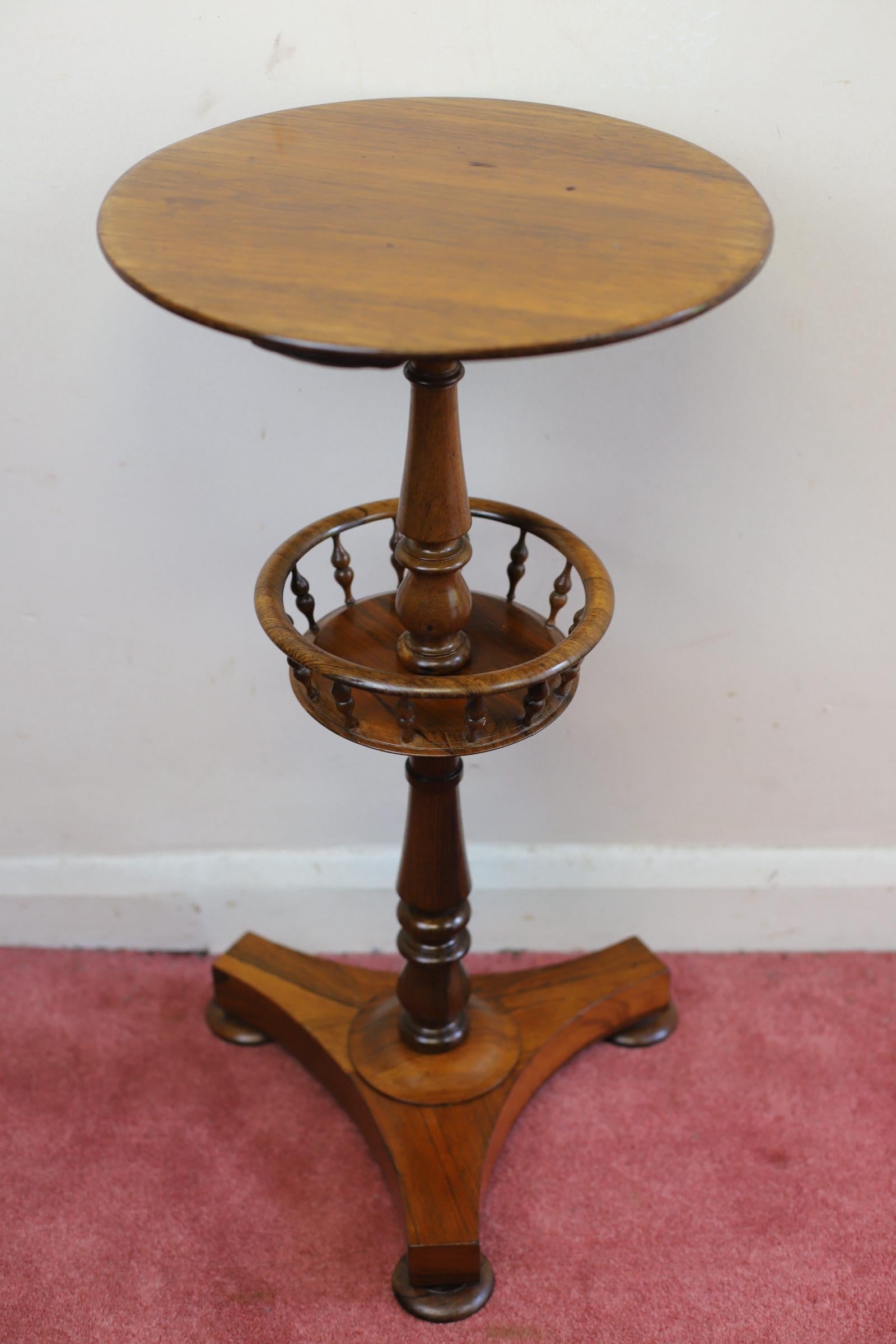 Nos complace poner a la venta esta preciosa mesa de trabajo victoriana de palisandro, con tablero circular sobre una base galeriada y una base triforme, en buen estado.
No dudes en ponerte en contacto conmigo si tienes alguna pregunta.
Observe