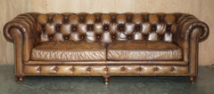 INCANTEVOLE DIVANO CHESTERFIELD EARLE IN PELLE MARRONE CHIARO STILE BIKER, IN STILE VINTAGE E TRADIZIONALE