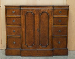 LOVELY VINTAGE BOÎTE D'ACCOUCHEMENT EN BREAKFRONT BURR ELM AVEC DES BanQUES DE DRAWERS RÉALISÉES des années 1950