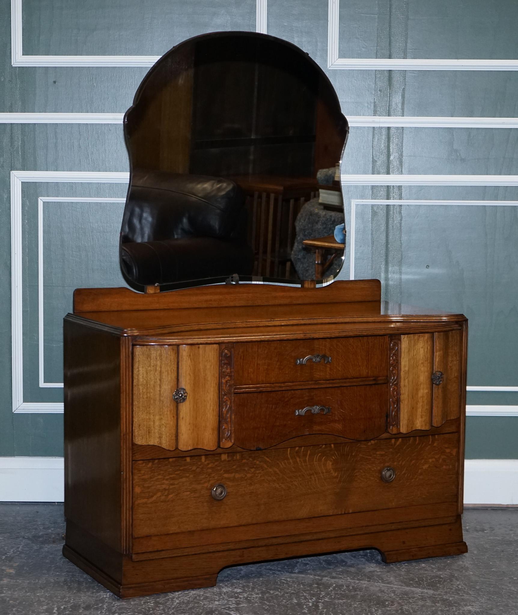 We are excited to present this lovely Vintage Oak Dressing Table.

Good looking dressing table, made from oak.
It has 4 drawers which give you plenty of space for storage. On the second middle drawer, there are two bits which show some damage to the