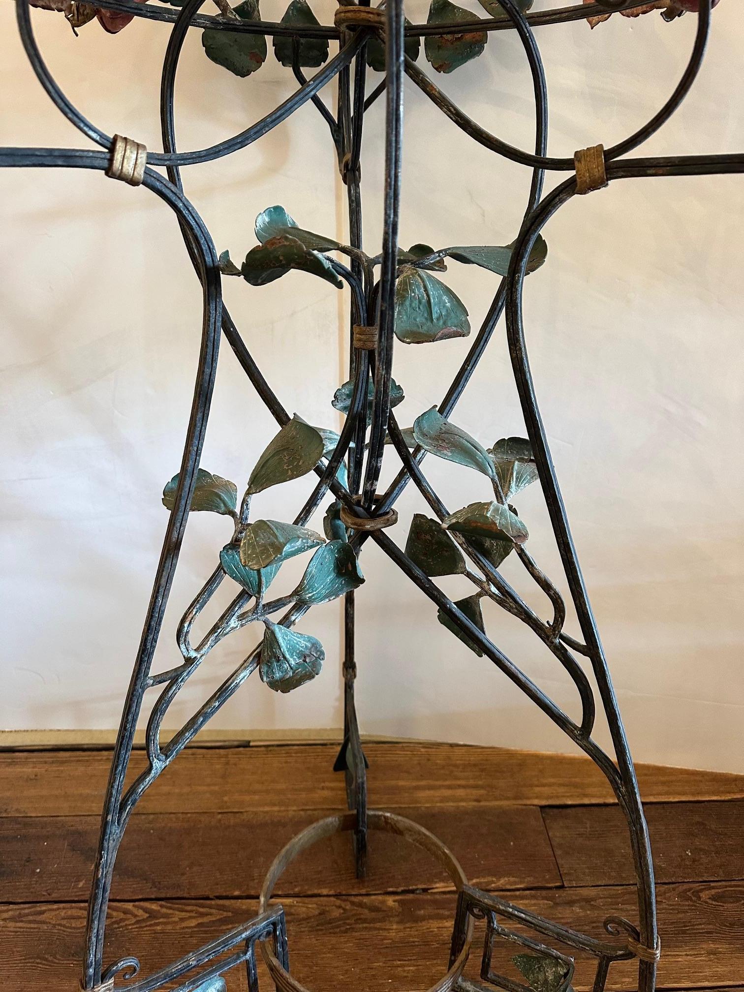 Américain Lovely Vintage Art Nouveau Painted Iron Plant Stand en vente