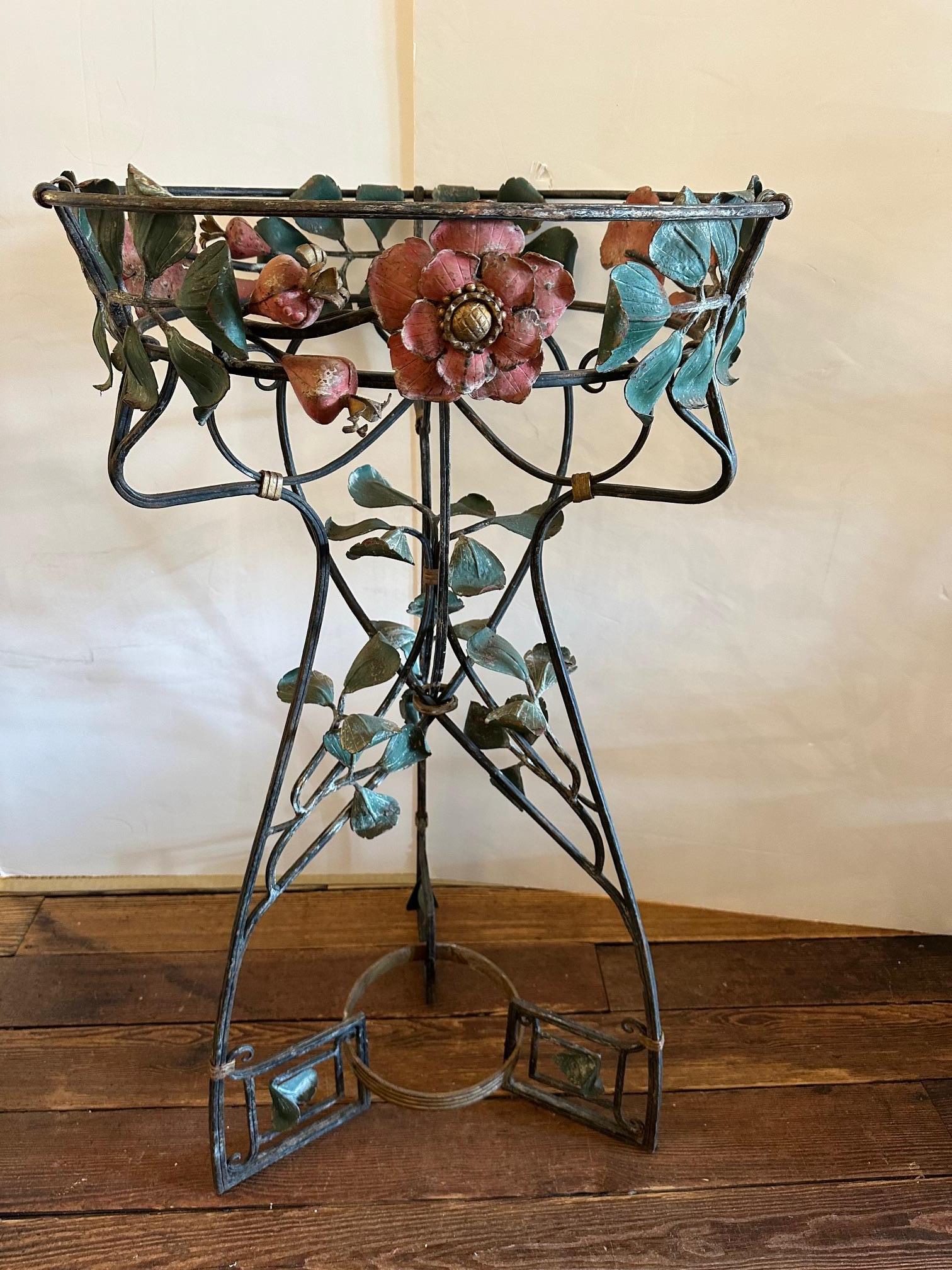 Fer Lovely Vintage Art Nouveau Painted Iron Plant Stand en vente