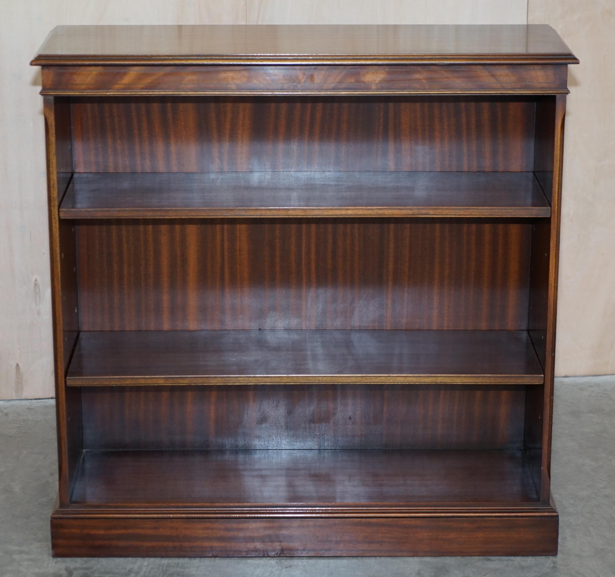 20ième siècle Lovely Vintage Bevan Funnell Flamed Hardwood Dwarf Open Library Bookcase