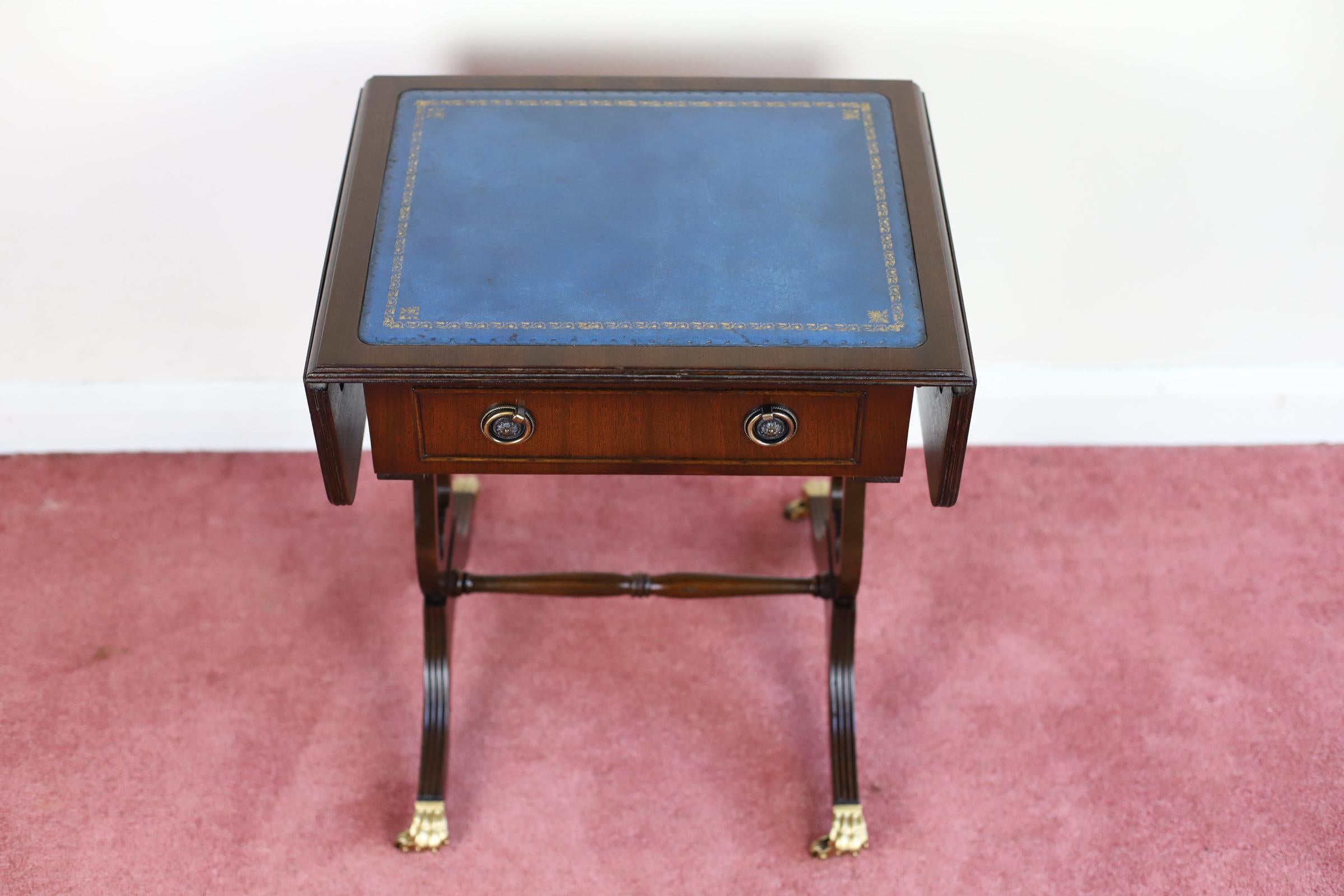 Lovely Vintage leather topped drop leaf side table with storage drawer on original claw footed metal castors . In good condition .
Don't hesitate to contact me if you have any questions.
Please have a closer look at the pictures because they form